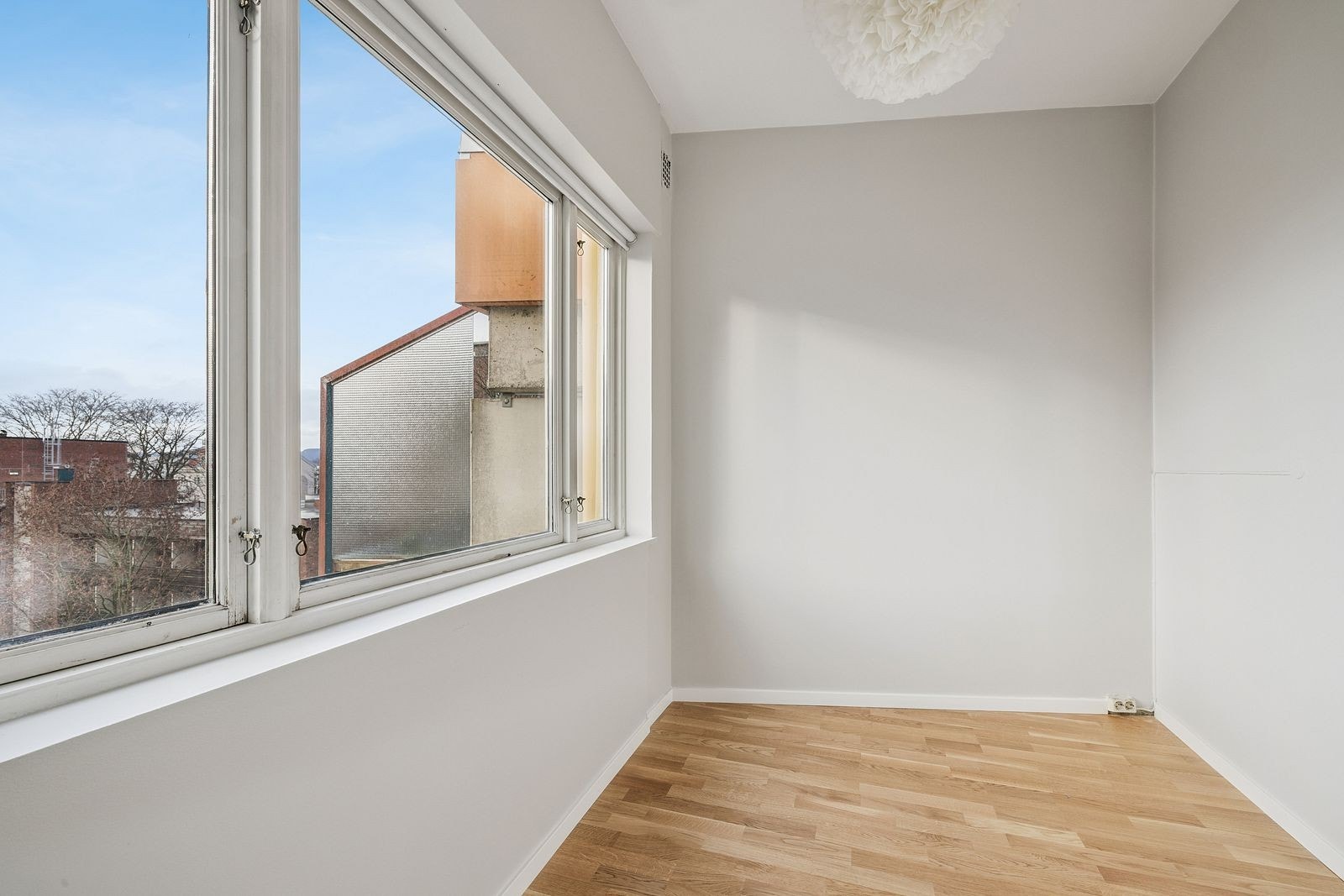 Soverom | Lyst rom med plass til seng og klessoppbevaring Galleribilde