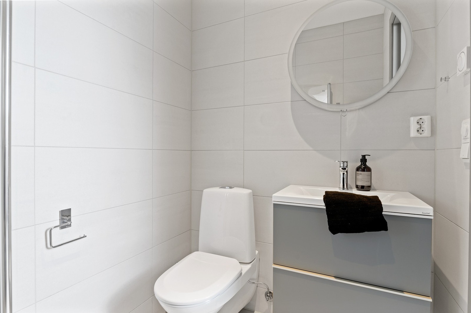 Av utstyr er det innredning med nedfelt servant, veggfestet toalett og dusjnisje. Rommene har avtrekk via balansert ventilasjon. Galleribilde