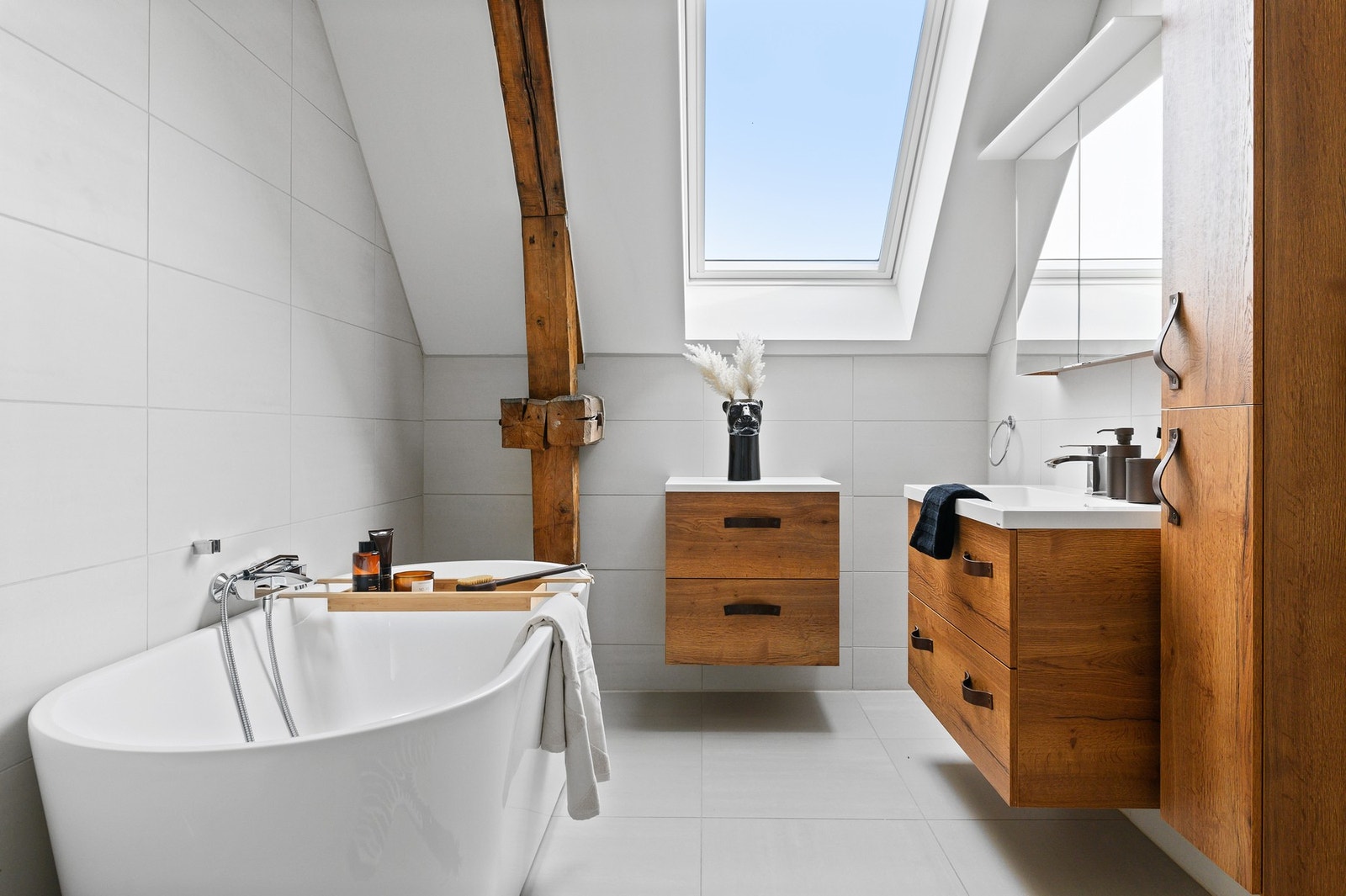 Det største badet er delikat flislagt i lyse gråtoner og det er behagelig vannbåren gulvvarme. Galleribilde