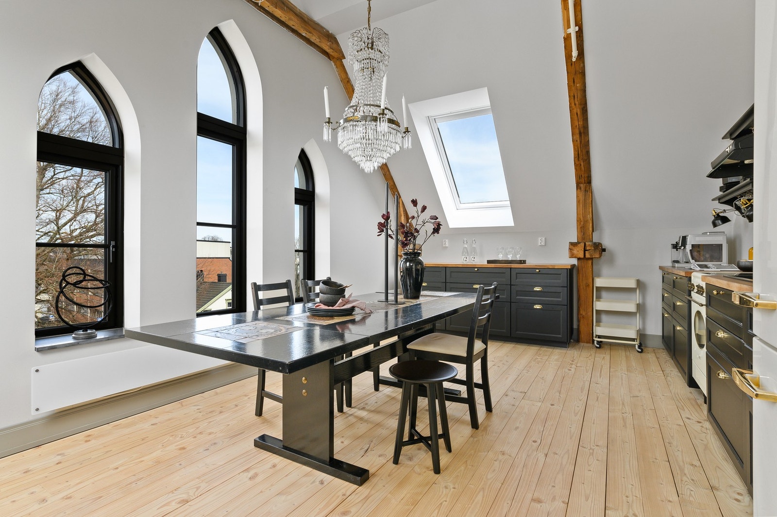 Dette er en eksklusiv selveid loftsleilighet med høy standard og unikt særpreg, beliggende i toppetasjen av den ærverdige Pikeskolen fra 1889. Galleribilde