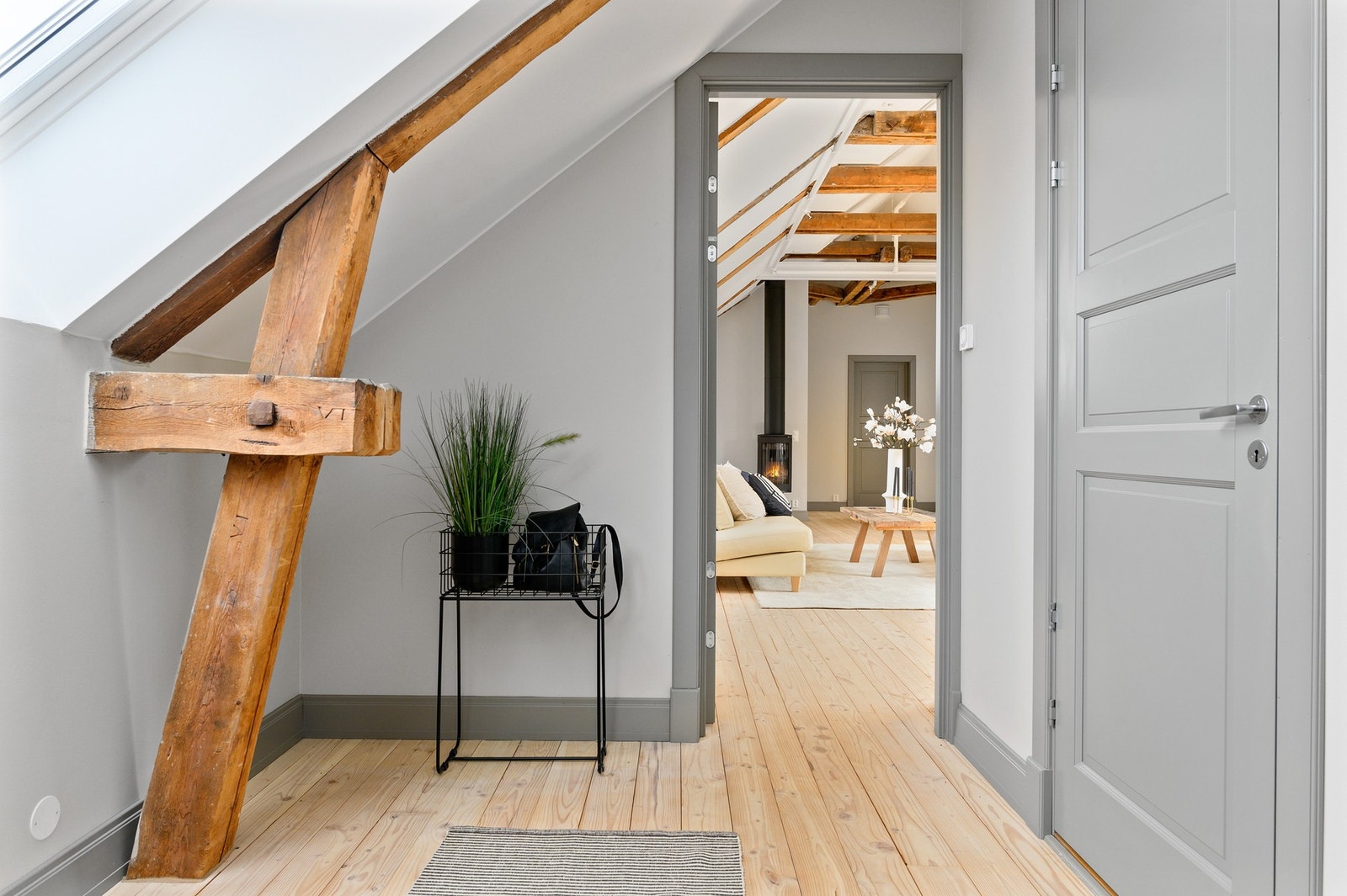 Det er plass til oppheng av yttertøy på knagger. Det er adkomst via felles trappeoppgang. Galleribilde