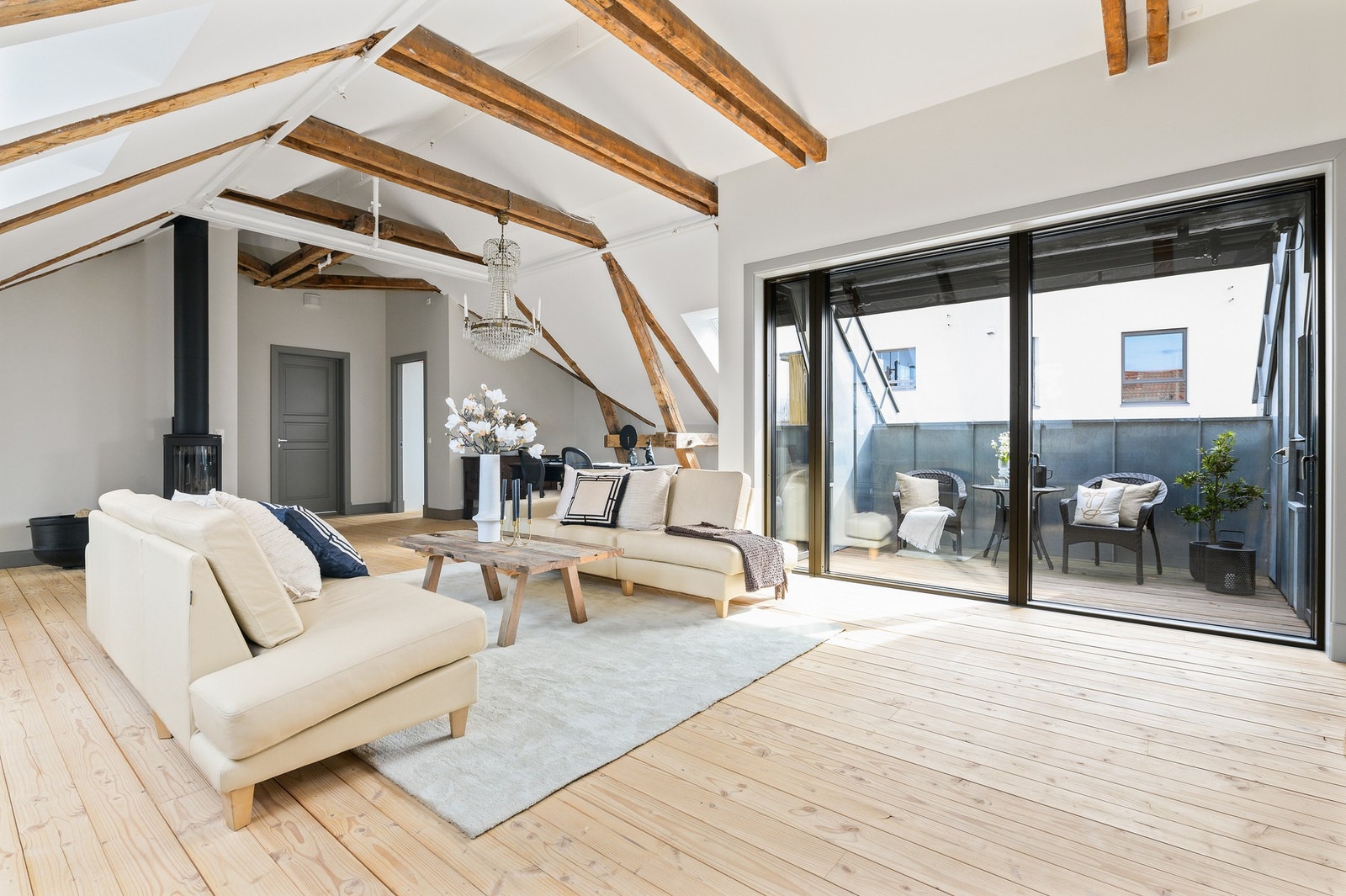 Leiligheten har en spennende og innholdsrik planløsning med store, luftige rom og generøs takhøyde. Galleribilde