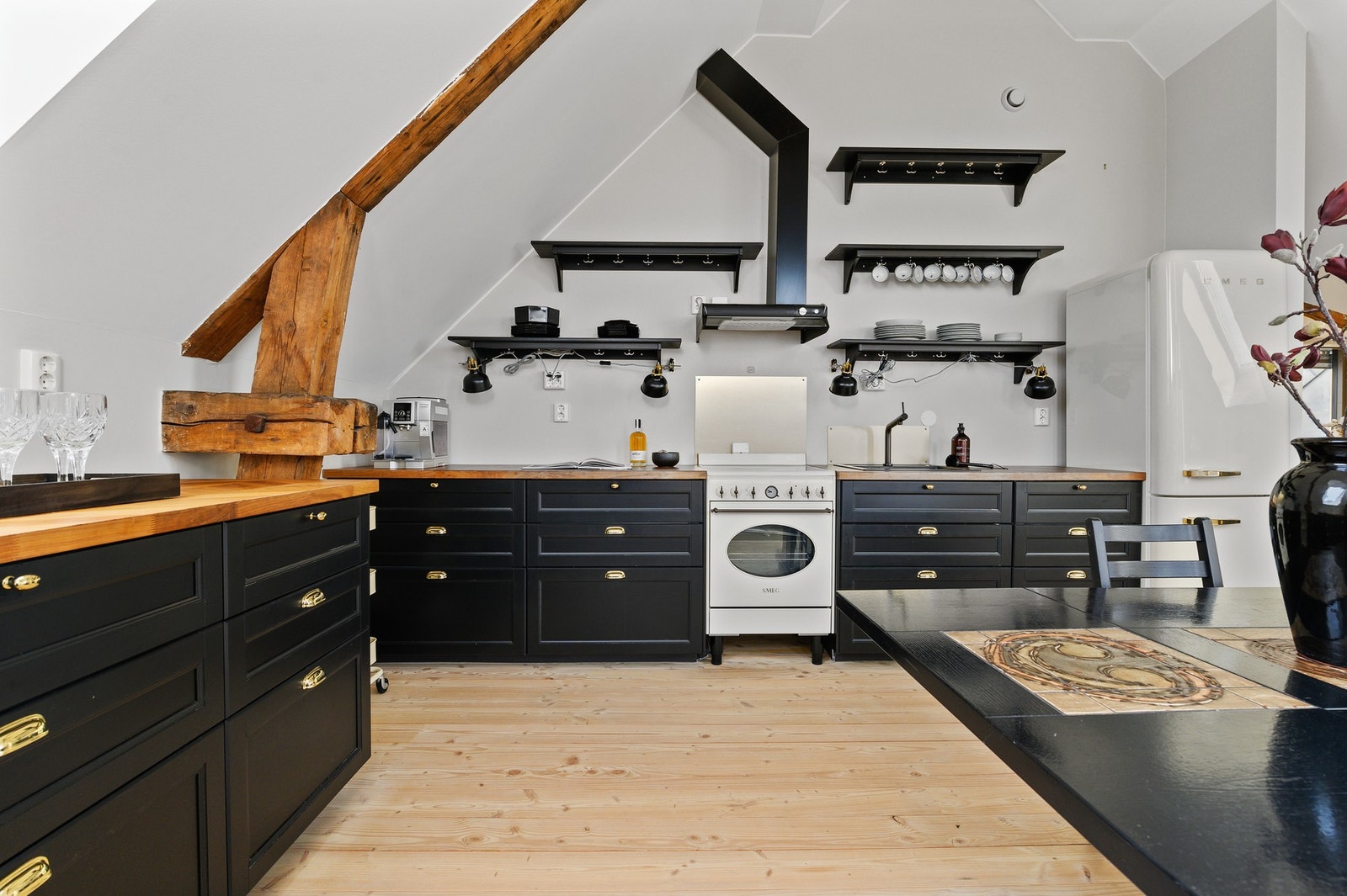 Innredningen har profilerte fronter og heltre benkeplate. Galleribilde