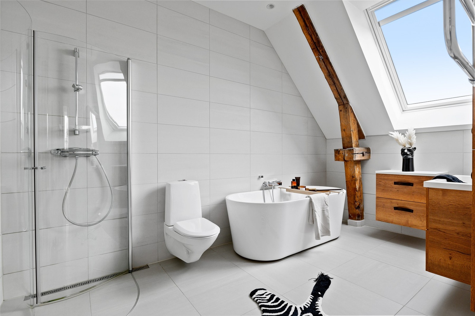 Leiligheten har to bad, begge fra ombyggingsåret 2017. Galleribilde