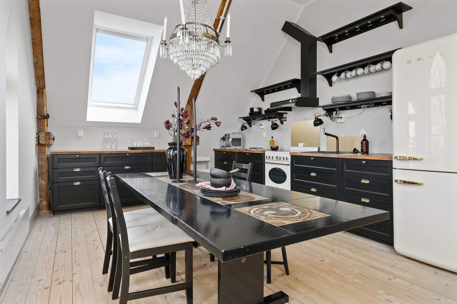 Kjøkkenet har integrert oppvaskmaskin, samt frittstående komfyr og kjøleskap med frysedel. Galleribilde