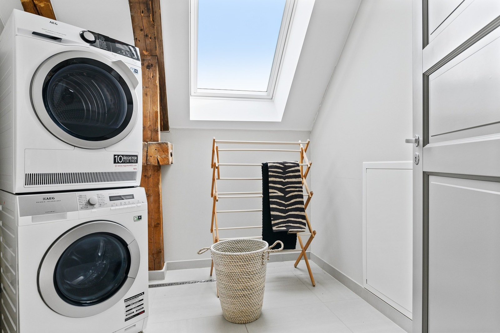 Videre har leiligheten separat vaskerom. Vaskerommet ligger vegg i vegg med det største badet og er også fra ombyggingsåret. Galleribilde