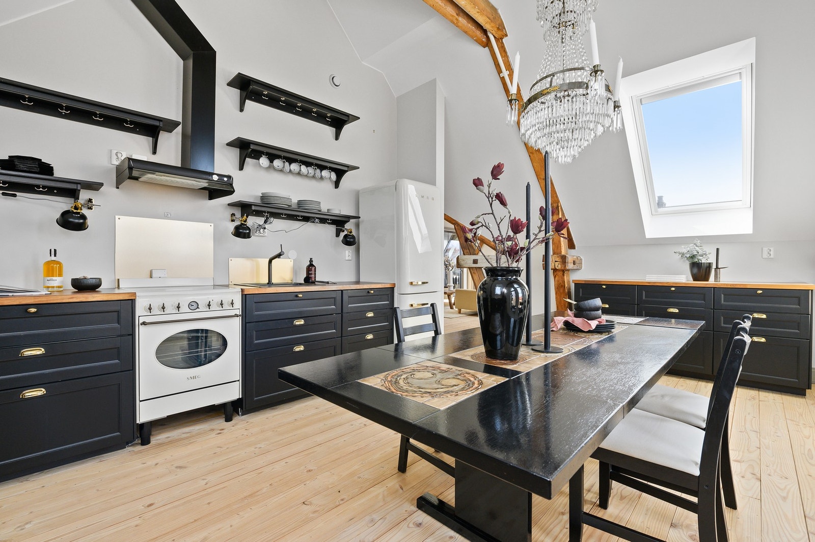 Flott kjøkken med innredning fra ombyggingsår (2017). Galleribilde