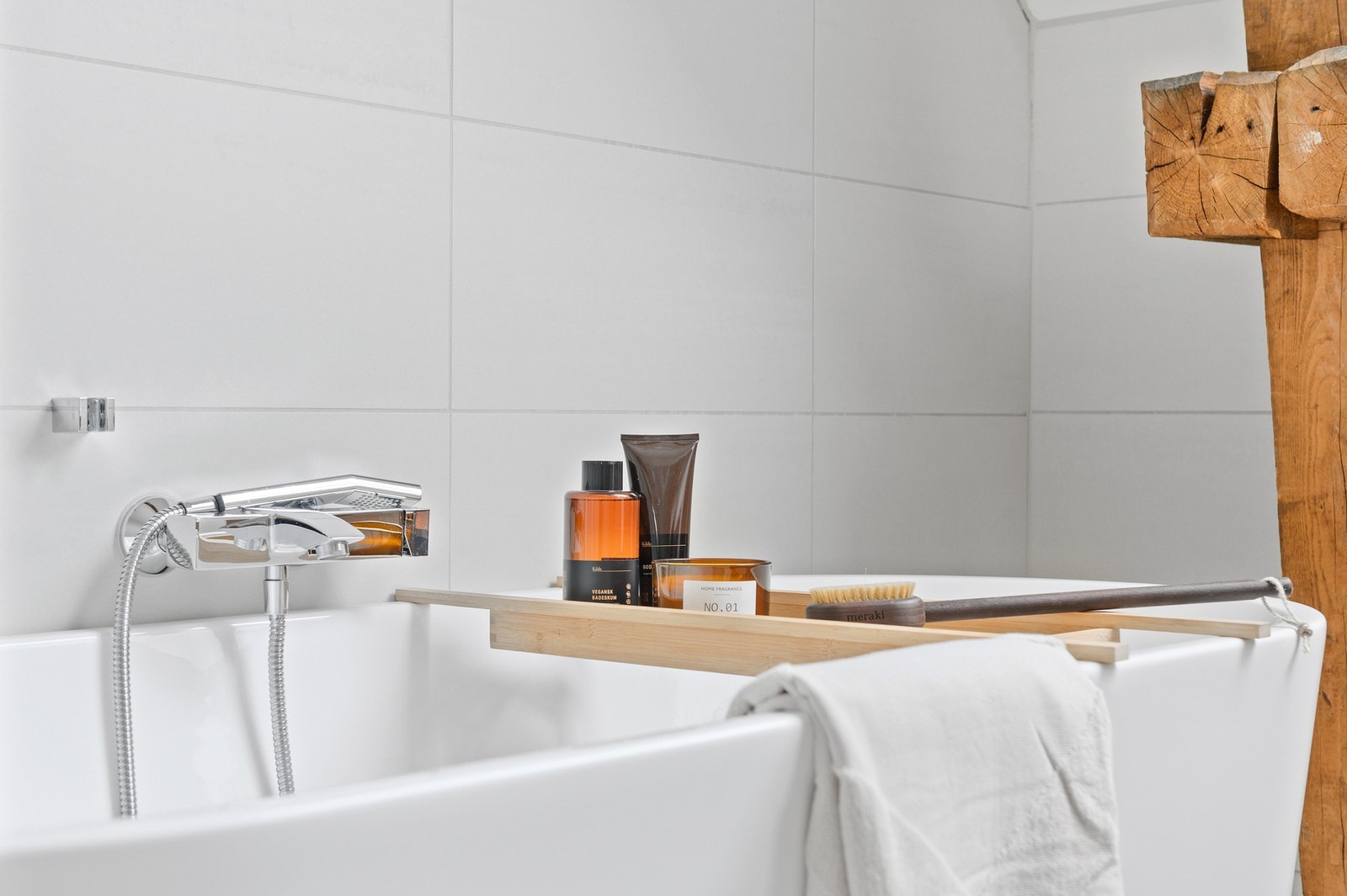 Av utstyr er det innredning med nedfelt servant, veggfestet toalett, dusjnisje og badekar. Galleribilde