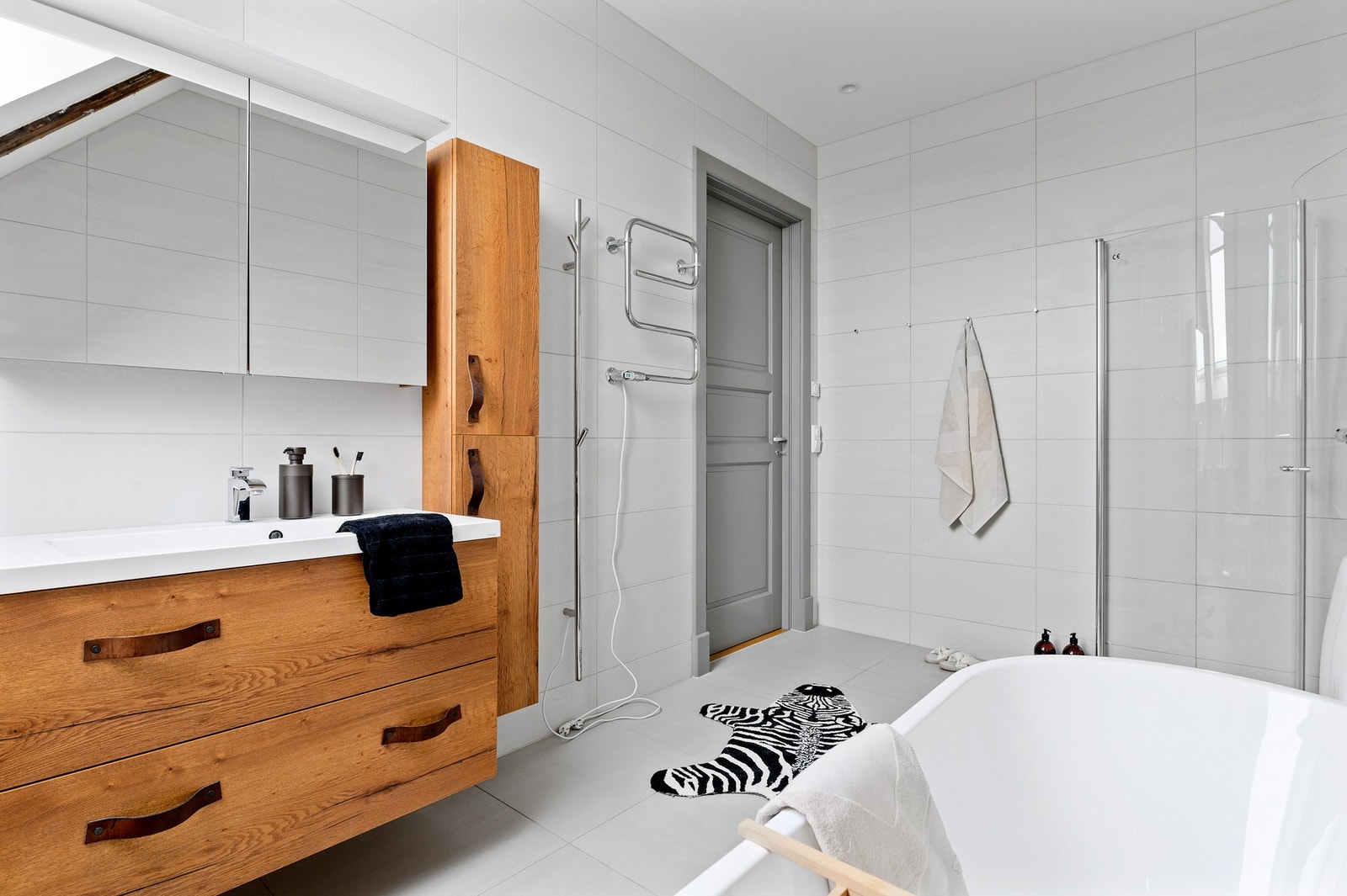 Valget av innredning står i god stil med trebjelken og rommet ivaretar også her den rustikke utførelsen. Galleribilde