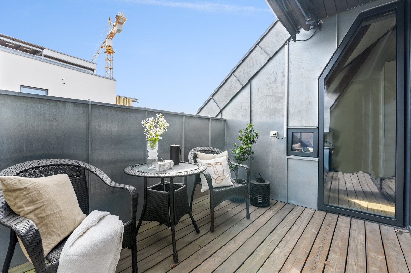 Leiligheten har en privat terrasse, som er romslig med god plass til ønsket utemøblement. Galleribilde