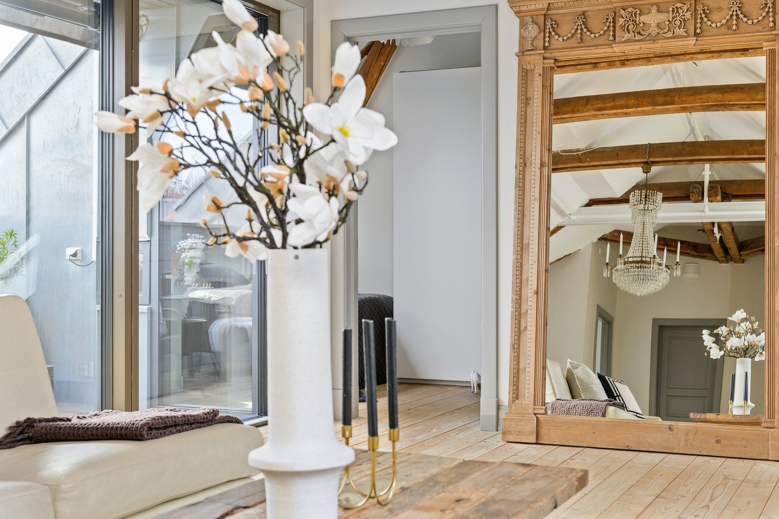 Samtidig har man moderne fasiliteter som vannbåren gullvvarme i alle rom og balansert ventilasjon. Galleribilde