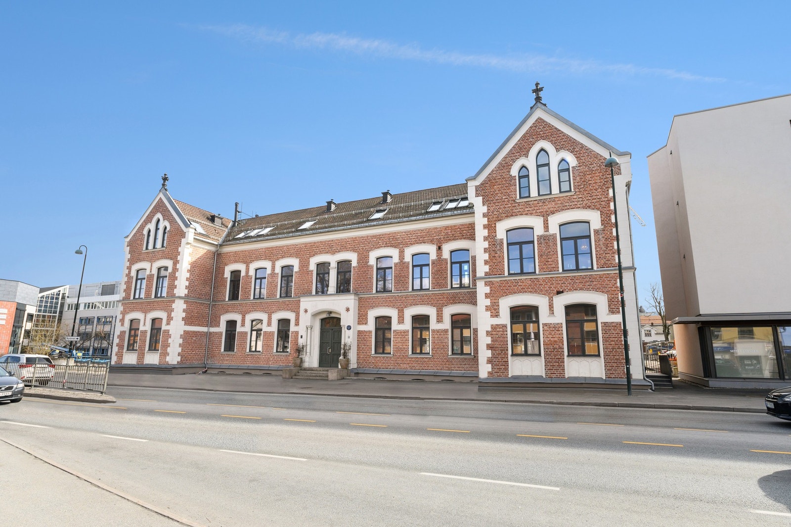 Resultatet ble meget vellykket, med moderne standard, tidsaktuelle overflater og innredninger ispedd en klassisk atmosfære, og bygget mottok byggeskikkprisen fra Moss kommune etter restaureringen. Galleribilde