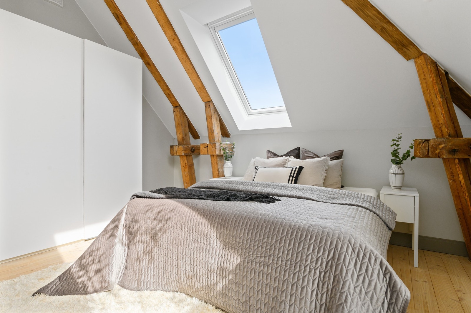 Begge soverommene er av god størrelse med plass til seng og nattbord. Galleribilde