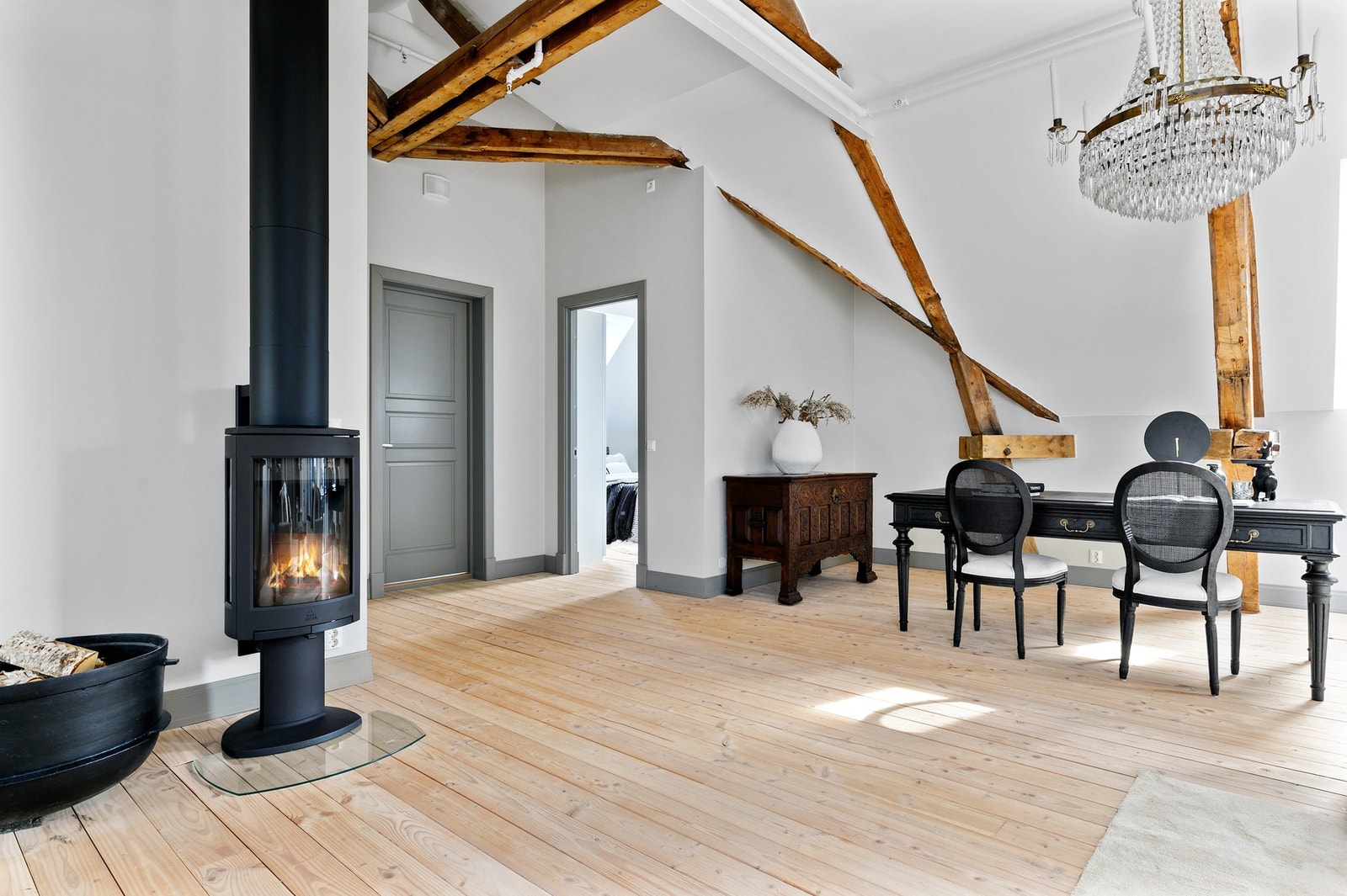 Den koselige peisovnen varmer godt i kaldere årstider. Galleribilde