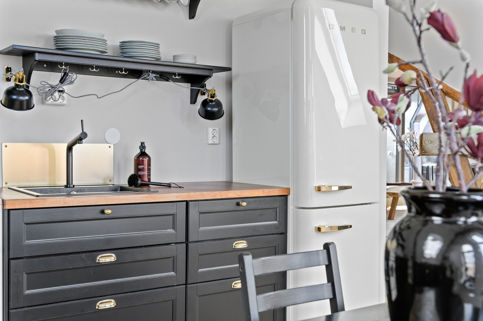 Det er en fin kombinasjon av skap- og benkeplass, som gjør at hobbykokken kan boltre seg. Galleribilde