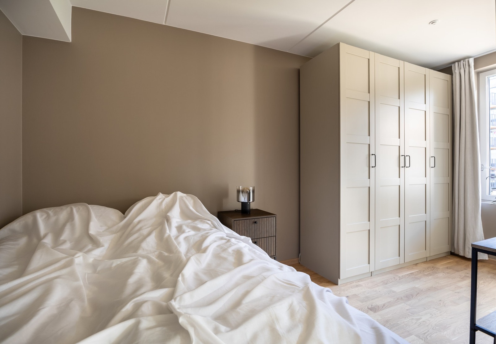 Rikelig med oppbevaringsplass i medfølgende garderobeskap. Galleribilde