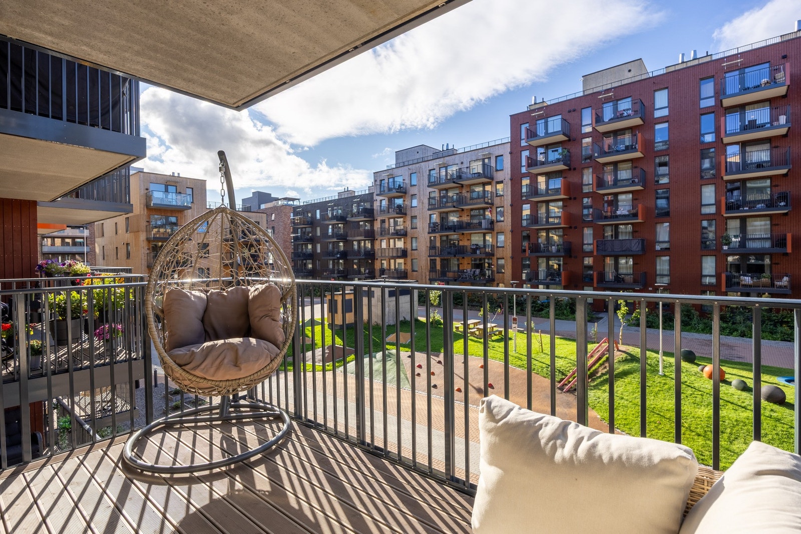 Flott, romslig balkong med rikelig av plass til ønsket utemøblement. Galleribilde