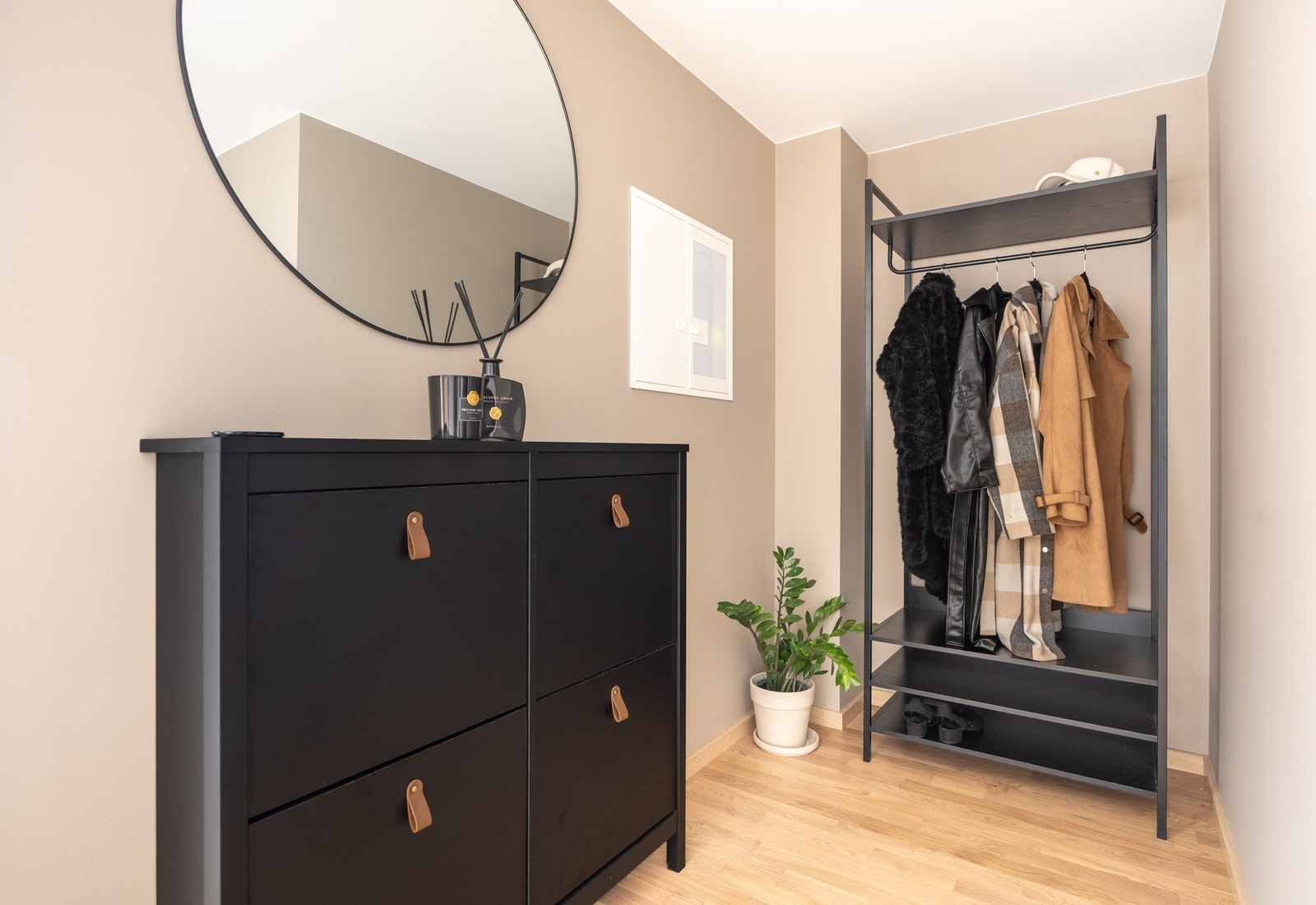 Plass for klesoppheng og oppbevaring av sko. Galleribilde