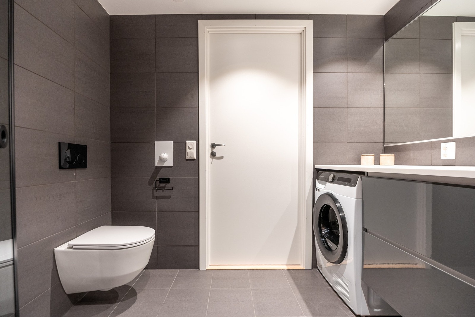 Det er opplegg for vaskemaskin. Mekanisk avtrekk. Galleribilde