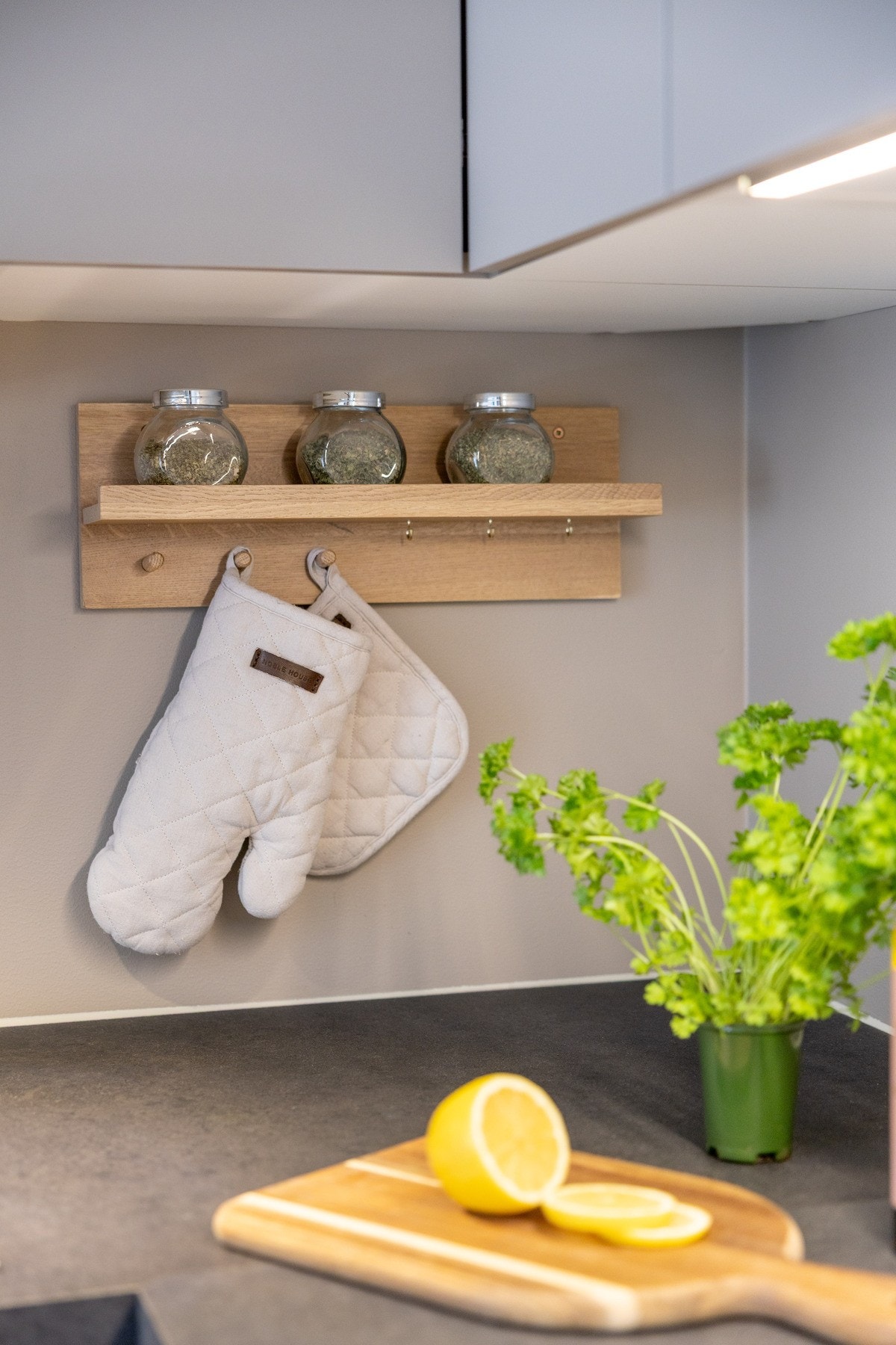 Komfyrvakt er montert, og kjøkkenet har mekanisk kjøkkenventilator tilkoblet avtrekkskanal. Galleribilde