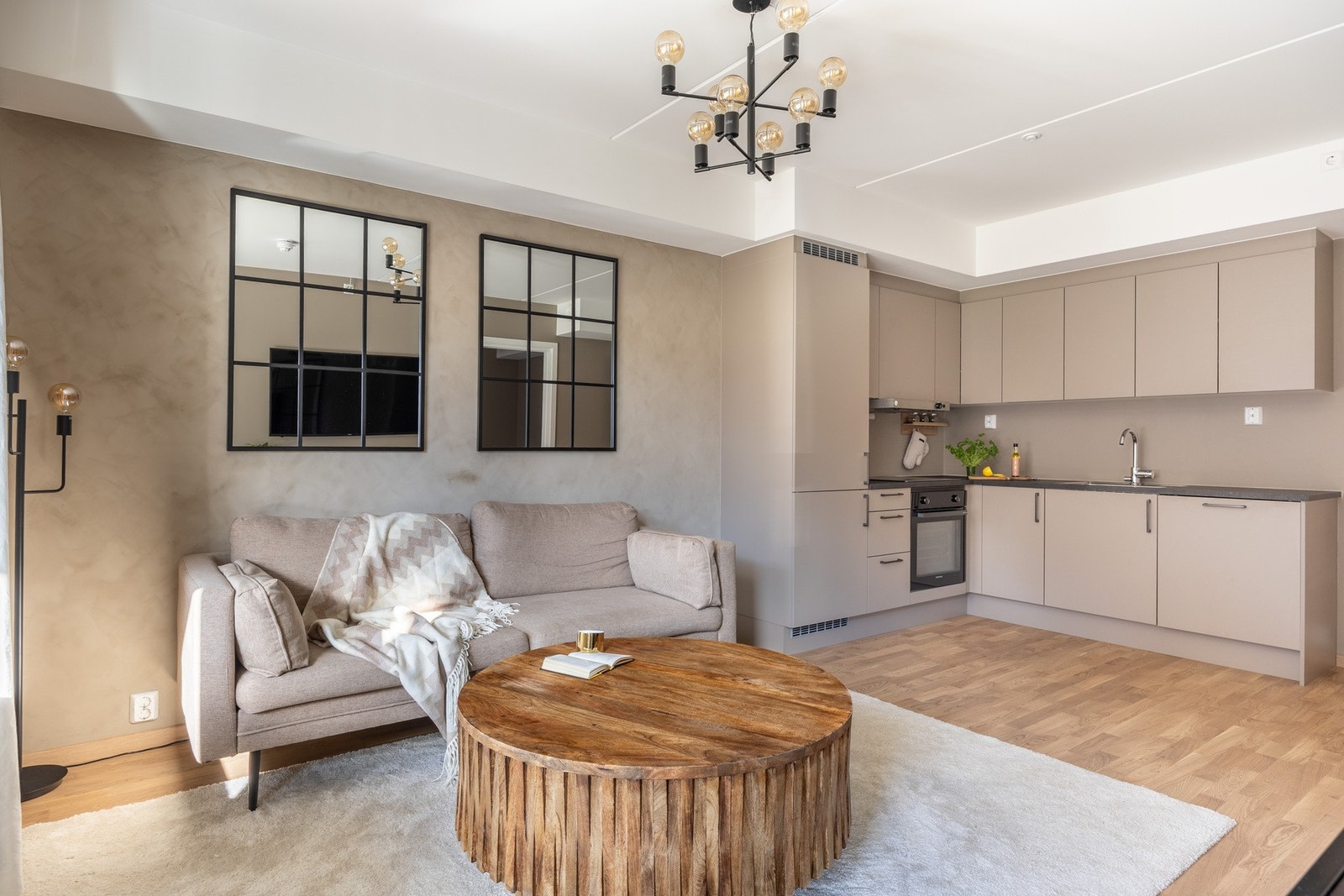 Det er en sosial åpen stue- og kjøkkenløsning. Galleribilde