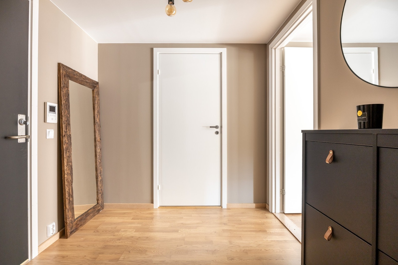 Romslig og innbydende entré. Galleribilde