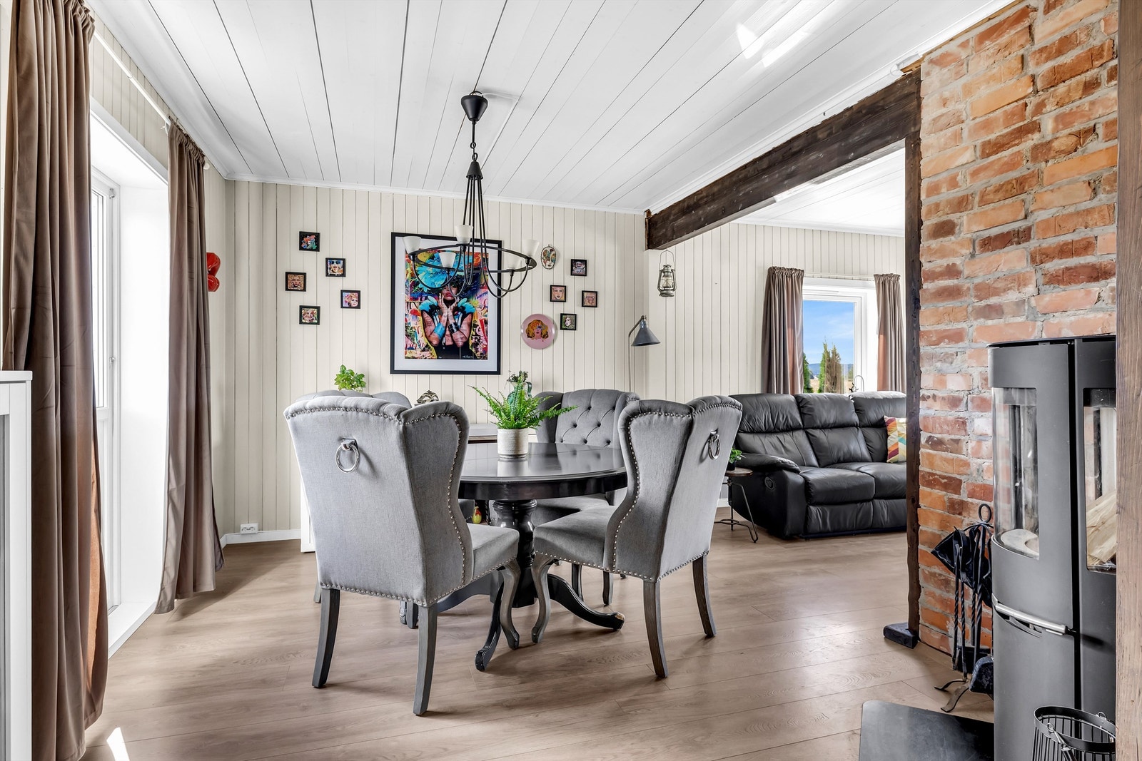 En moderne peisovn gir ekstra varme på kjølige dager og fungerer som et godt supplement til varmepumpen på kjøkkenet. Galleribilde