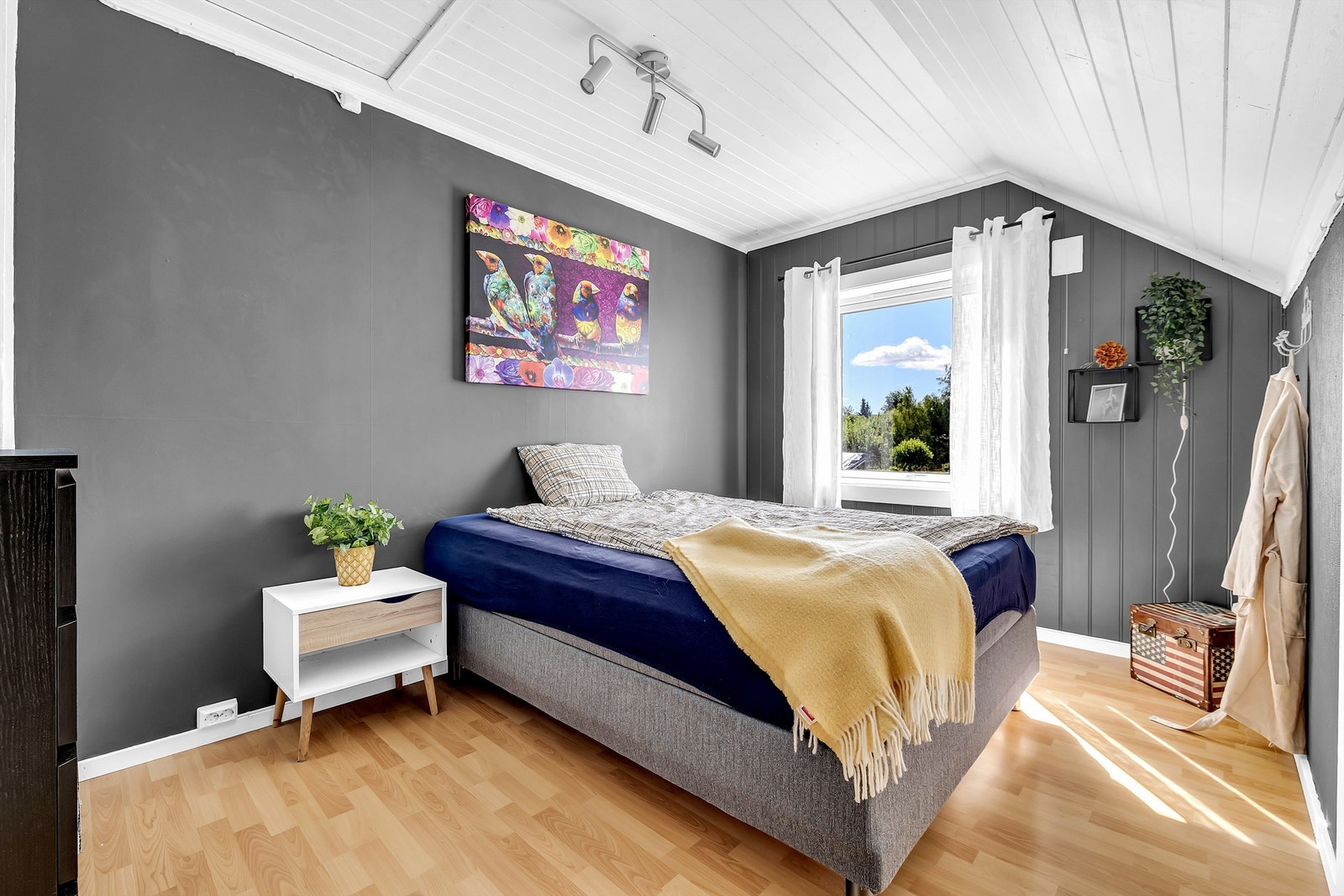 Soverom med plass til seng og garderobeløsning. Galleribilde