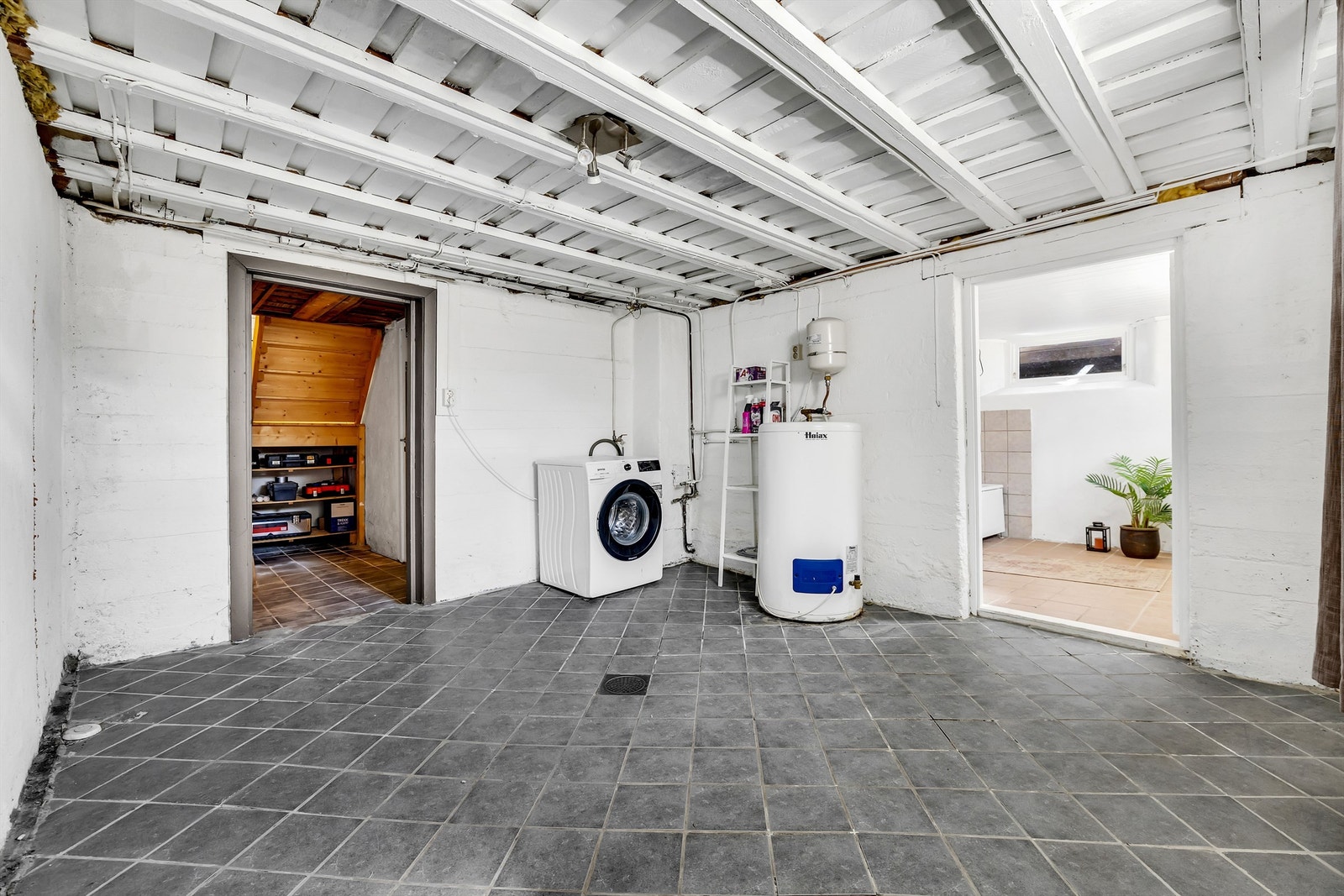 I kjelleren finnes et romslig vaskerom av eldre dato. Galleribilde