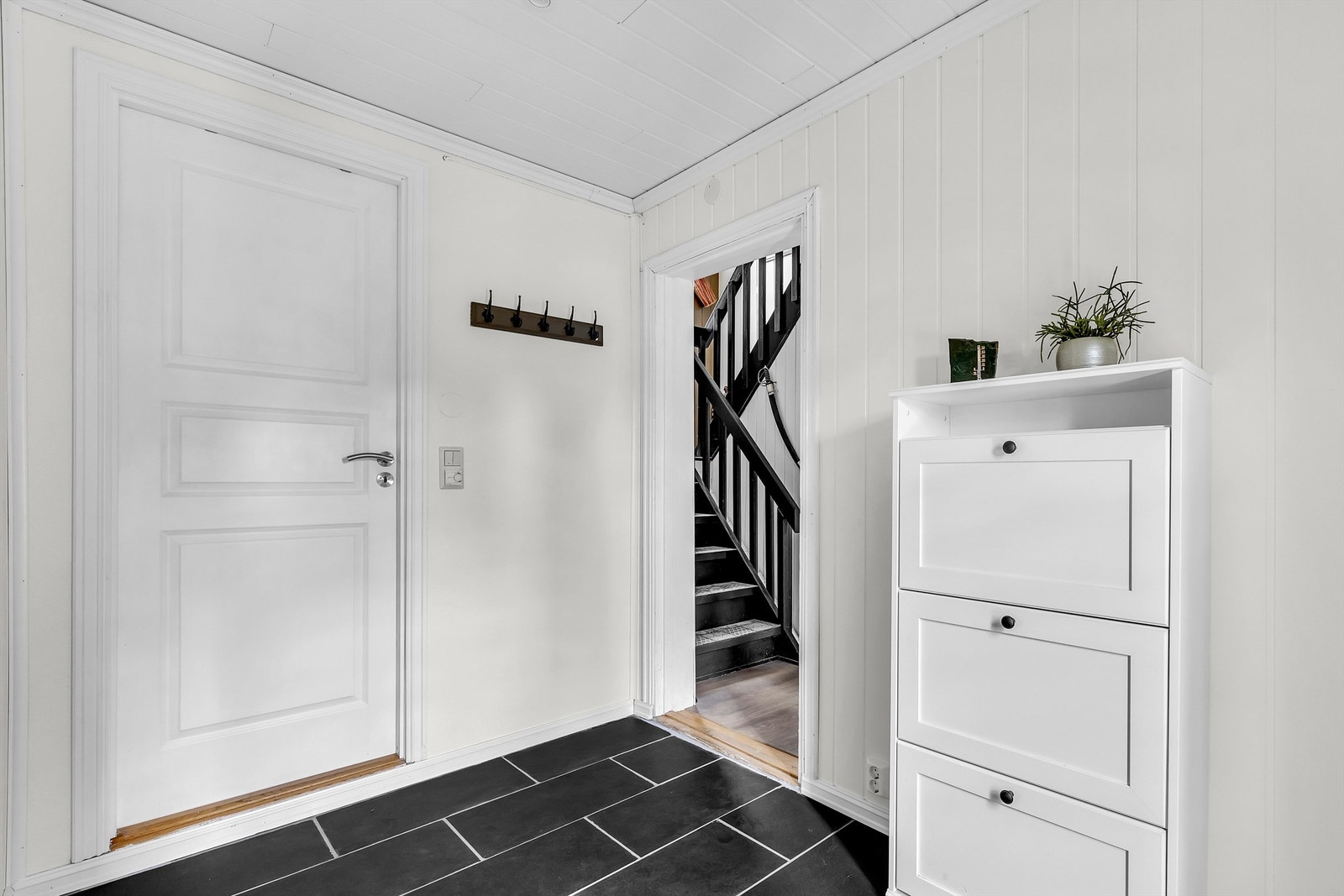 Her er det rikelig med plass til å henge yttertøy og sette fra seg sko, og det er elektriske varmekabler i gulv. Galleribilde