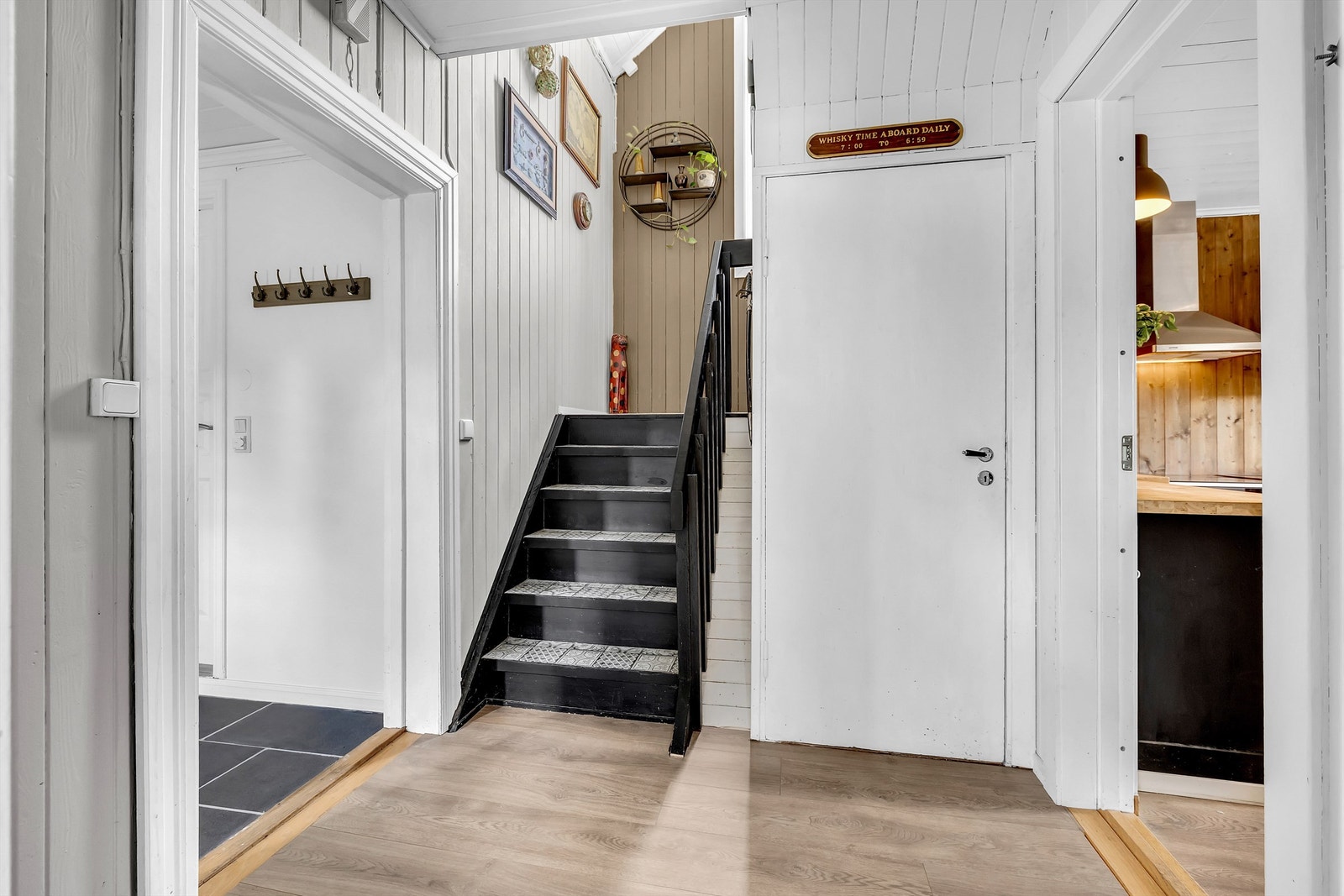 Mellomgang 1. etasje. Galleribilde