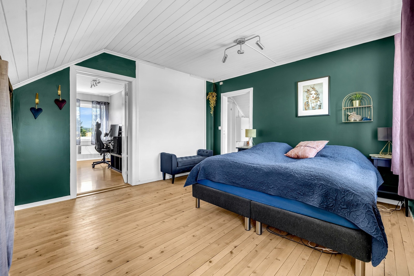 I dagens planløsning ligger kontor/gjesterom i forlengelse av hovedsoverommet, men det er mulig å sette opp en lettvegg for å skille rommene ved behov. Galleribilde