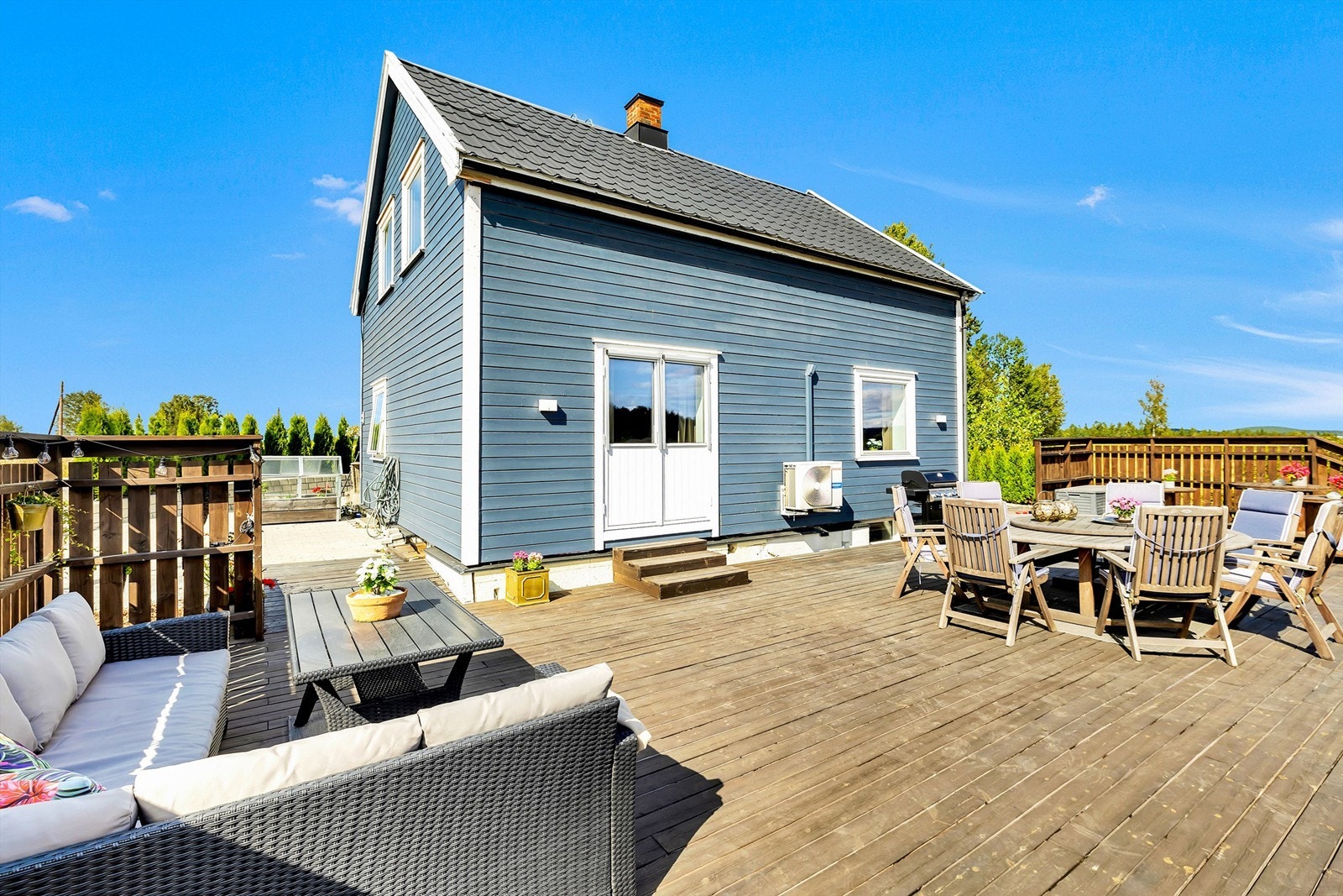 På sommertid kan solen nytes i godt selskap. Galleribilde