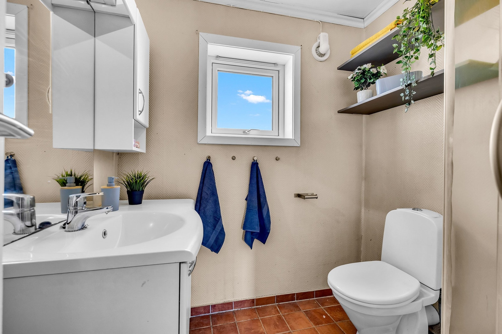 I tilknytning til entréen ligger hovedbadet, som ble renovert i 2001. Galleribilde