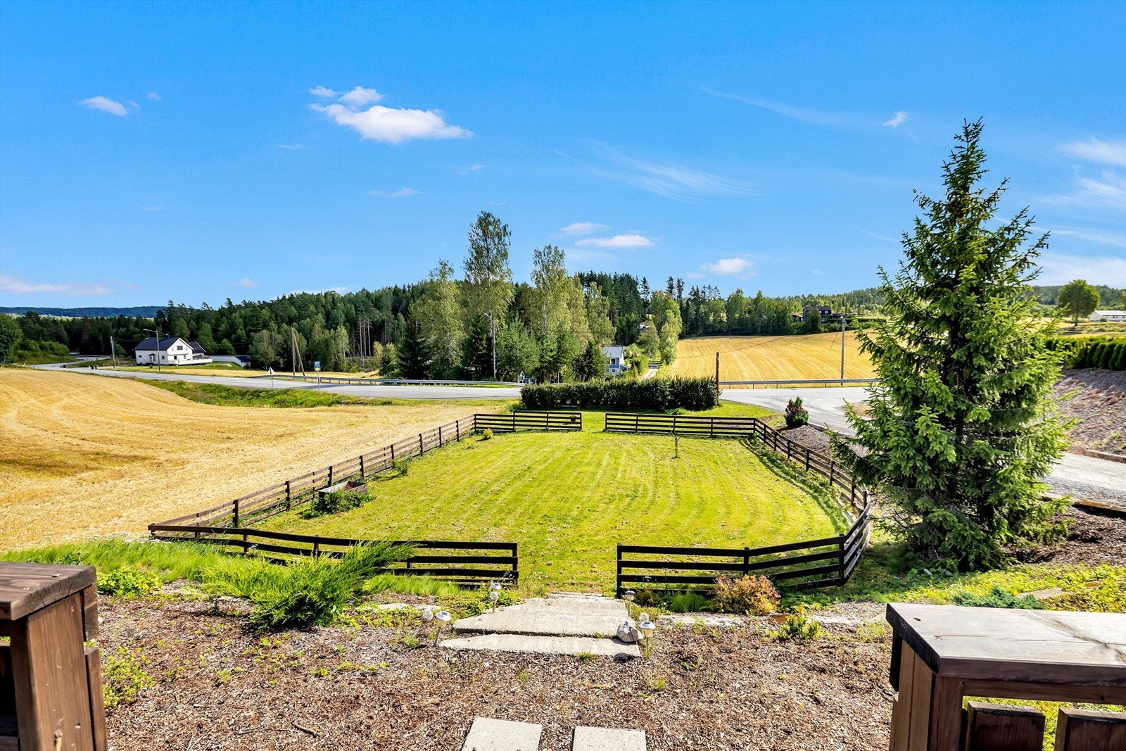 Terrassen leder ned til en inngjerdet hage som kan lukkes helt dersom du setter inn porter - et trygt og fint område for både barn og husdyr. Galleribilde
