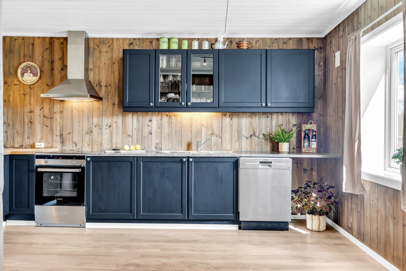 Rikelig med med både skap- og benkeplass. Galleribilde