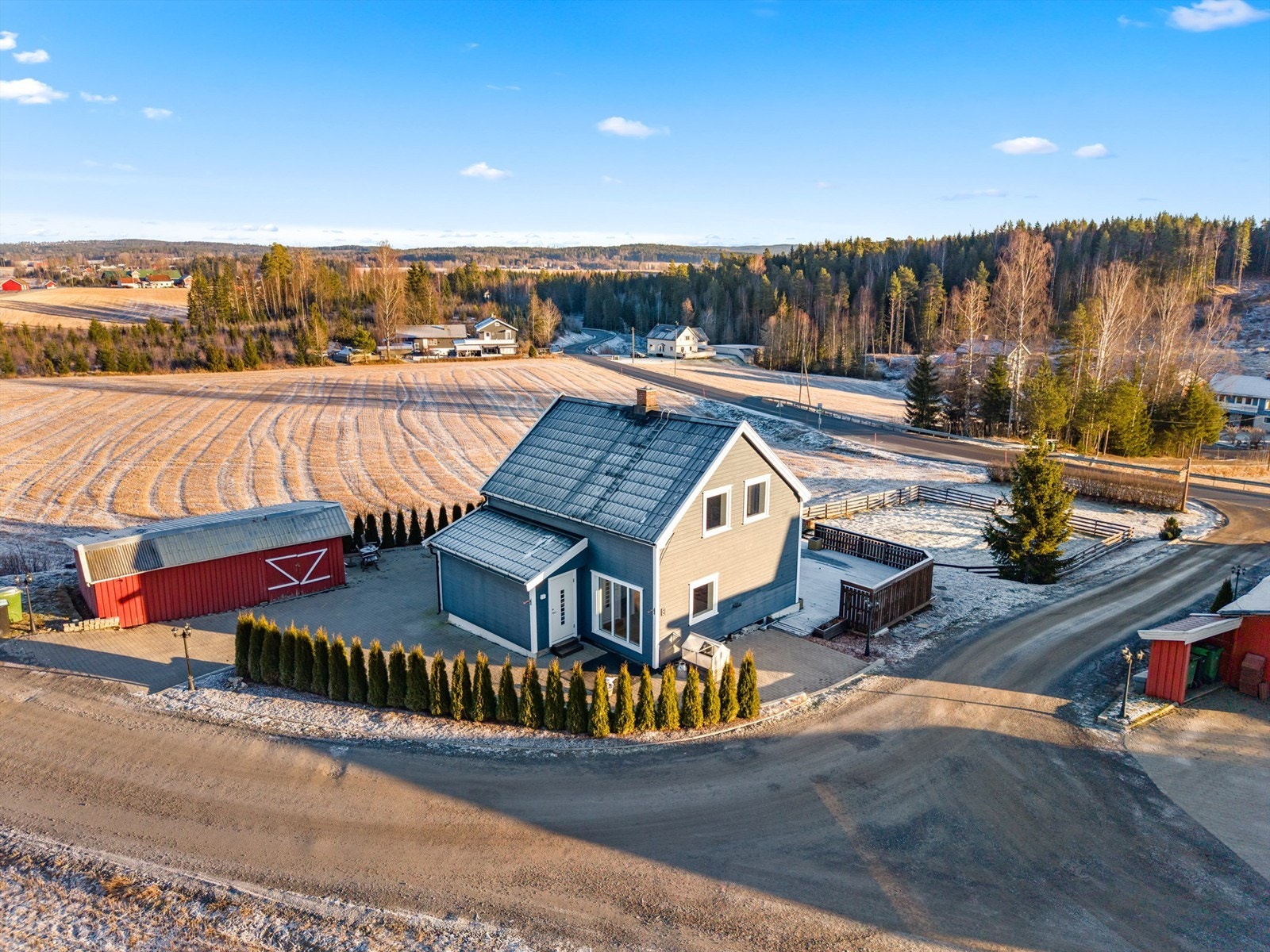 En flott enebolig over to plan med romslig tomt og store utvendige oppgraderinger! Galleribilde