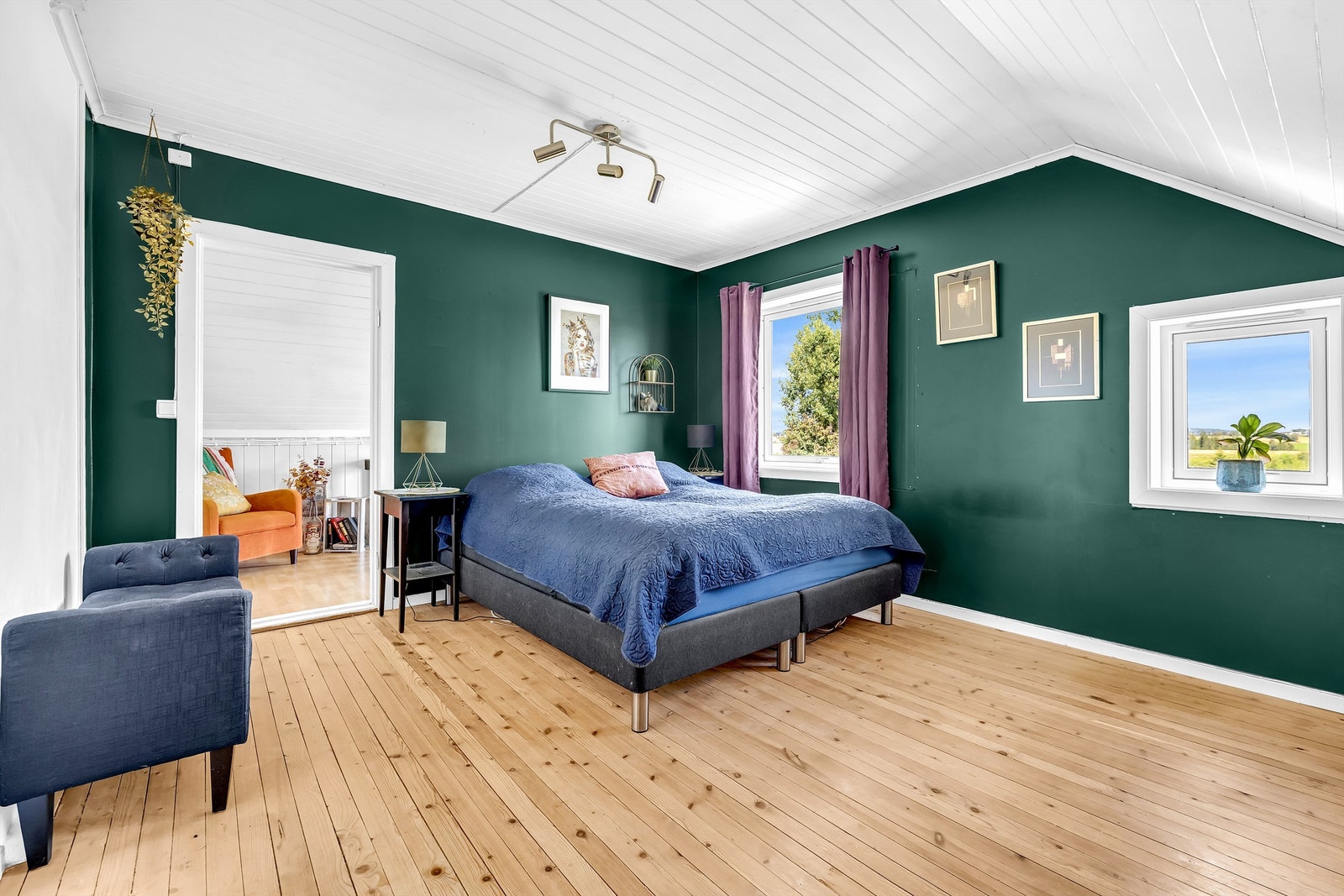 Boligen har tre soverom, alle plassert i 2. etasje. Galleribilde