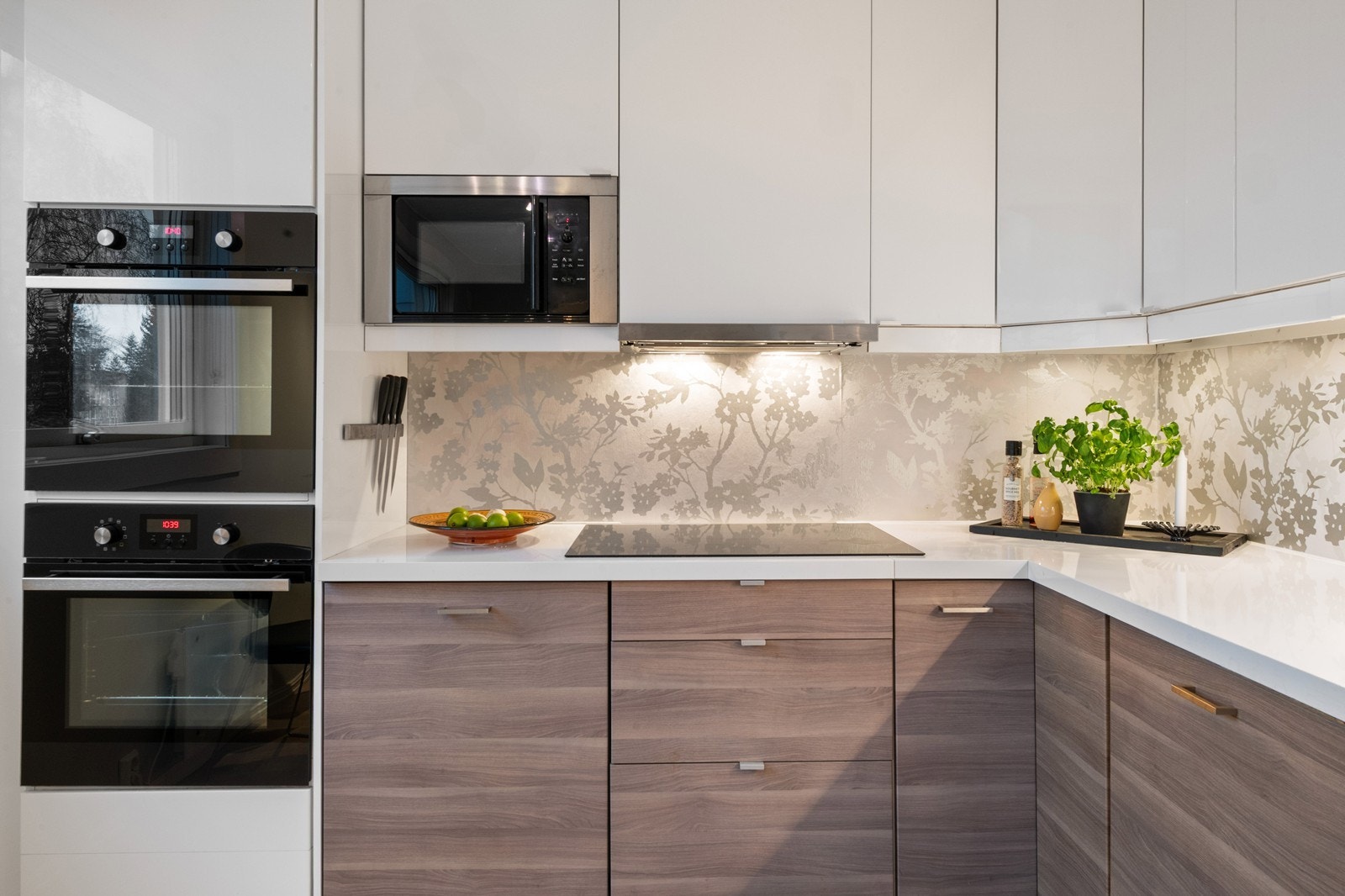 Kjøkkenet er godt utstyrt med integrerte hvitevarer og plass til kjøleskap Galleribilde