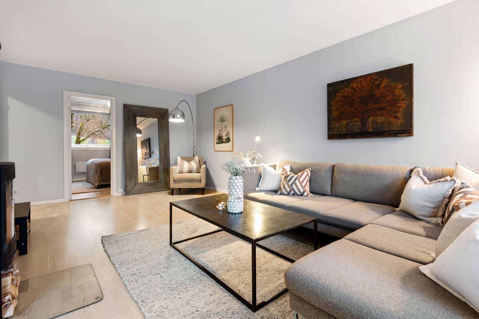 God plass til spisestue i stue om ønskelig Galleribilde