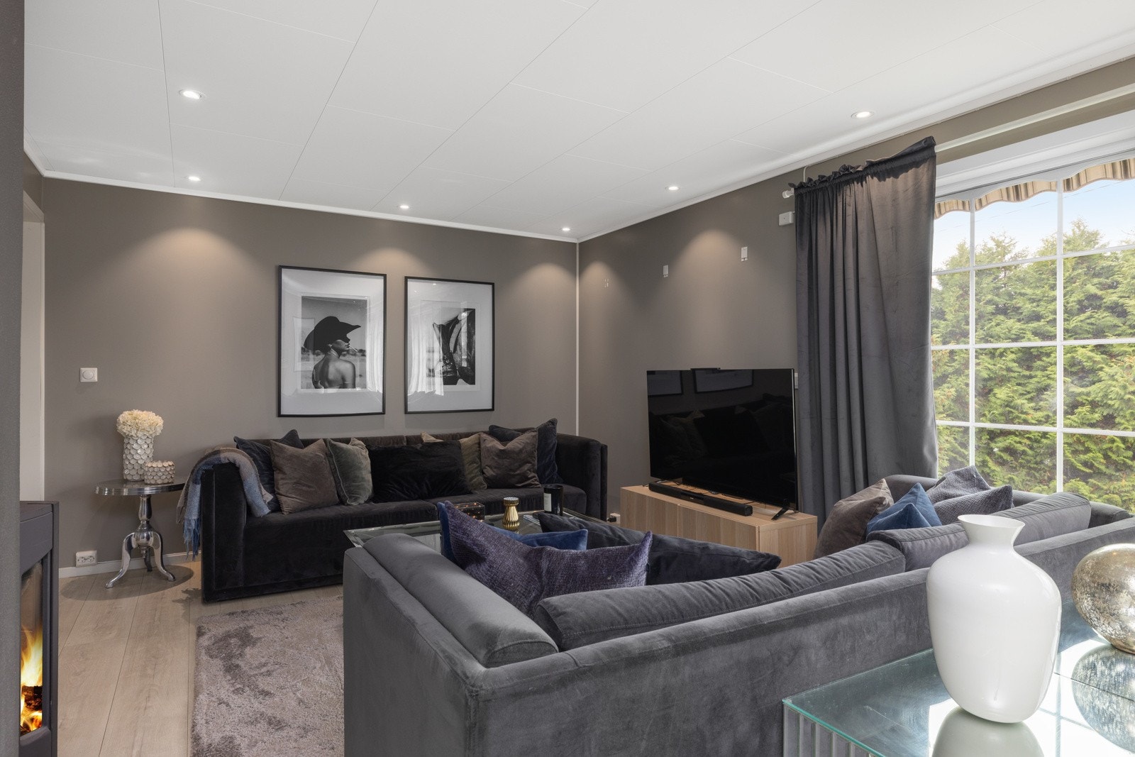 En smakfull stue med lune toner. Galleribilde