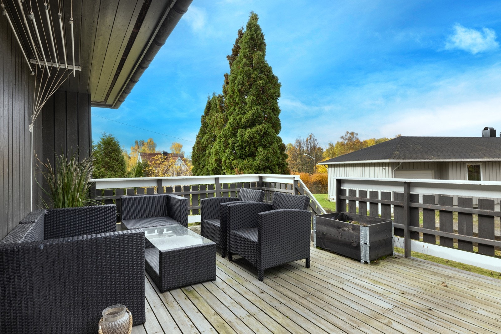 Solrik terrasse med god plass til utemøbler og hyggelige sommerdager. Galleribilde