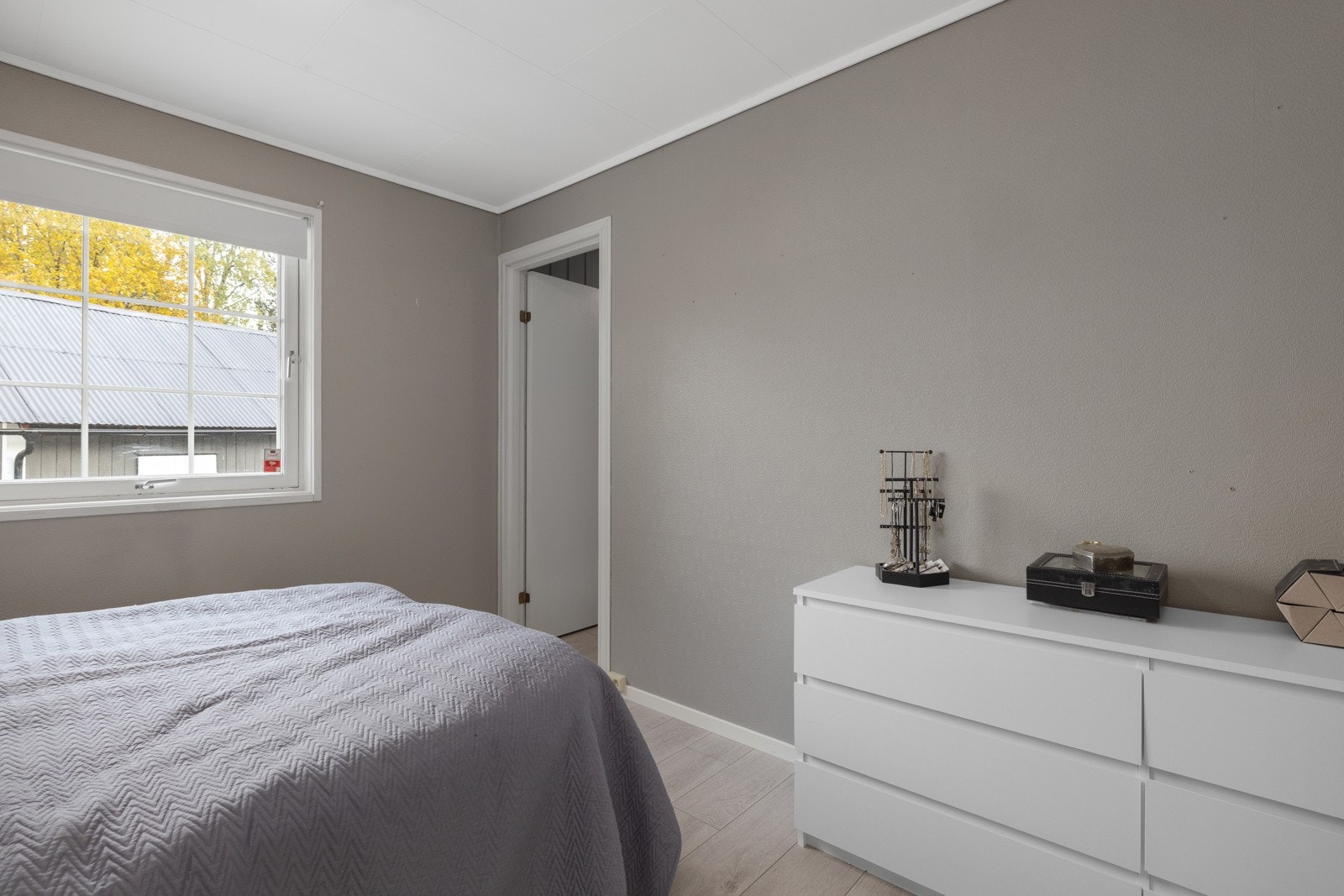 God plass til seng og oppbevaring. Galleribilde