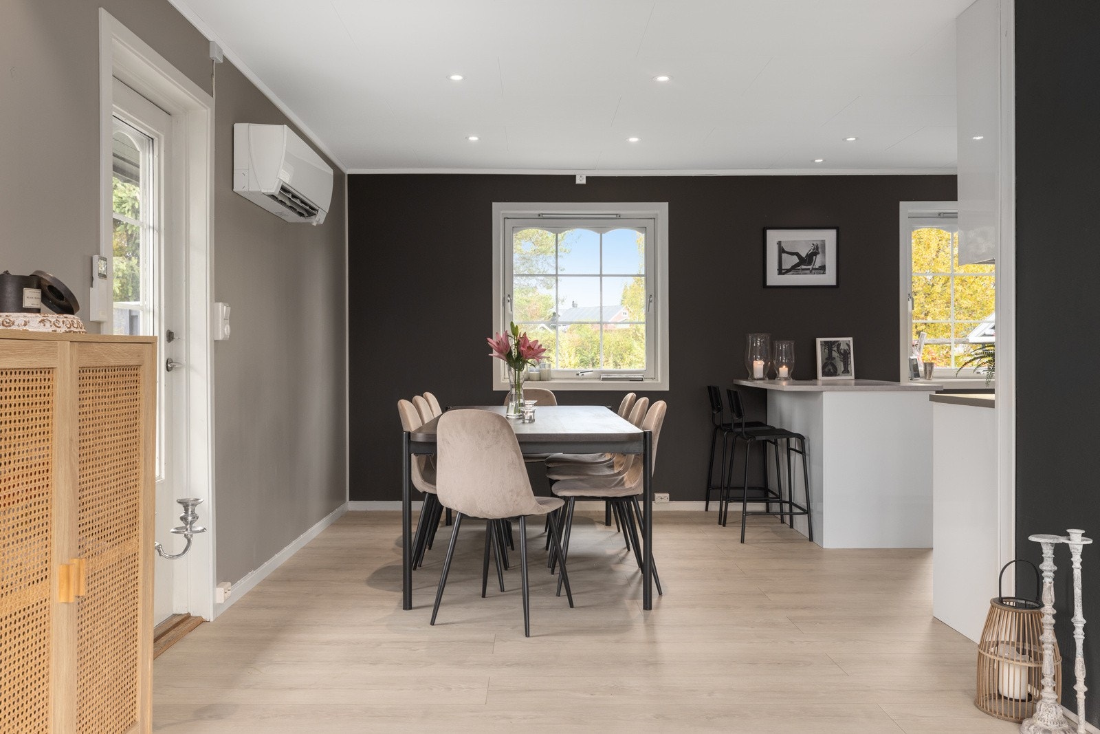 Lys og moderne spiseplass i tilknytting til kjøkkenet - god plass til spsiebord og hyggelige måltider med familie og venner. Galleribilde