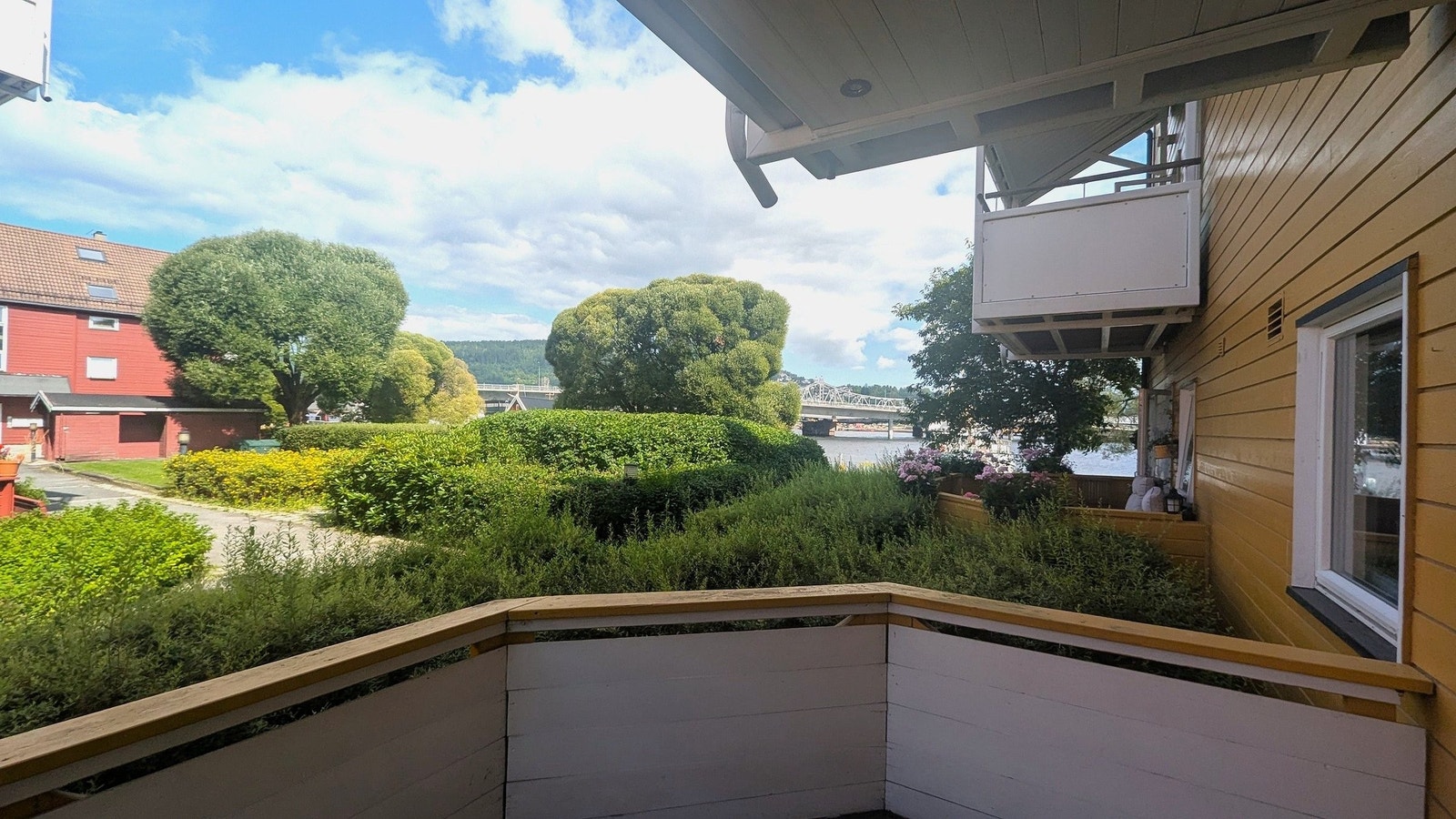 Grønne omgivelser mot Drammenselva Galleribilde