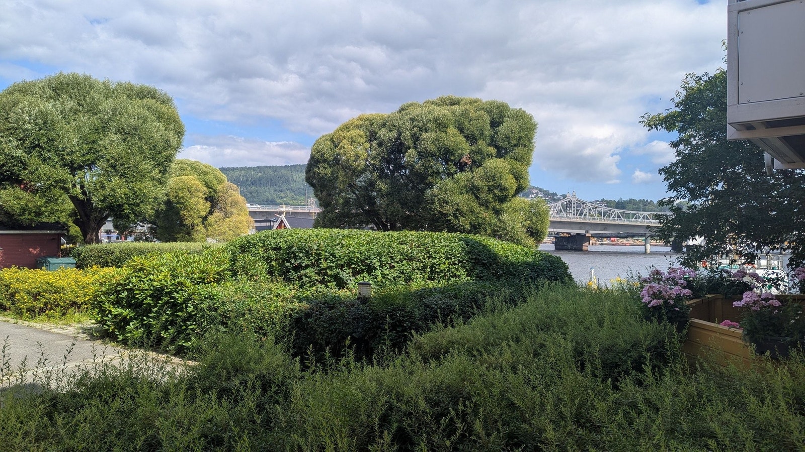 Grønne omgivelser mot Drammenselva Galleribilde