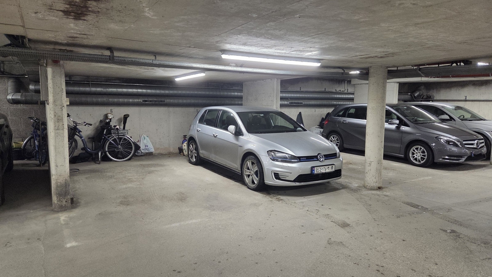 Garasjeplass under bakken Galleribilde