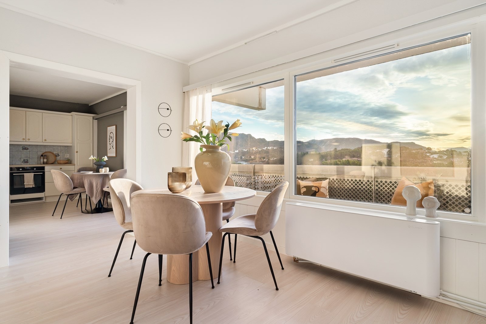 Praktisk åpning mellom kjøkken og stue som skaper en luftig romfølelse. Galleribilde