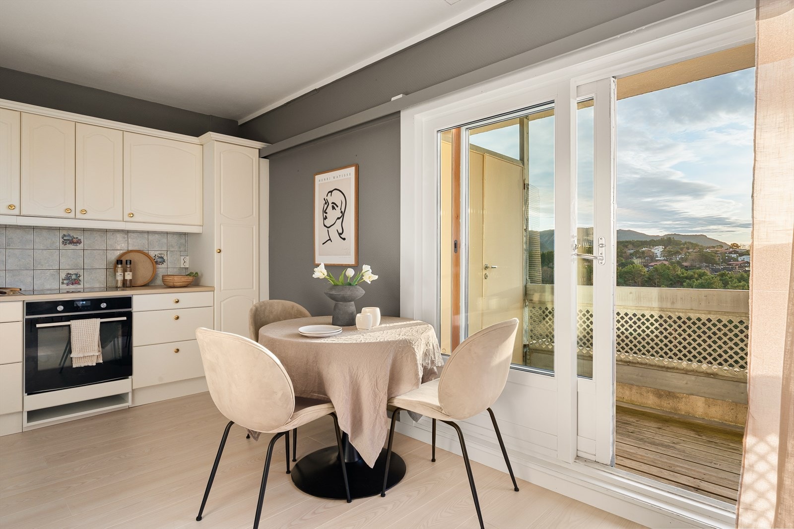 Utgang fra kjøkkenet til en overbygget altan på 14 m² med gode solforhold og plass til utemøbler Galleribilde