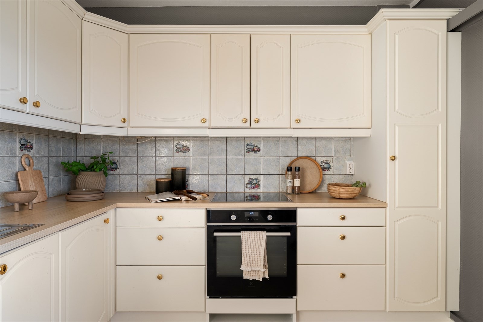 Nytt dobbelt kjøleskap/ frys , oppvaskmaskin, induksjonsplatetopp, stekeovn. Galleribilde